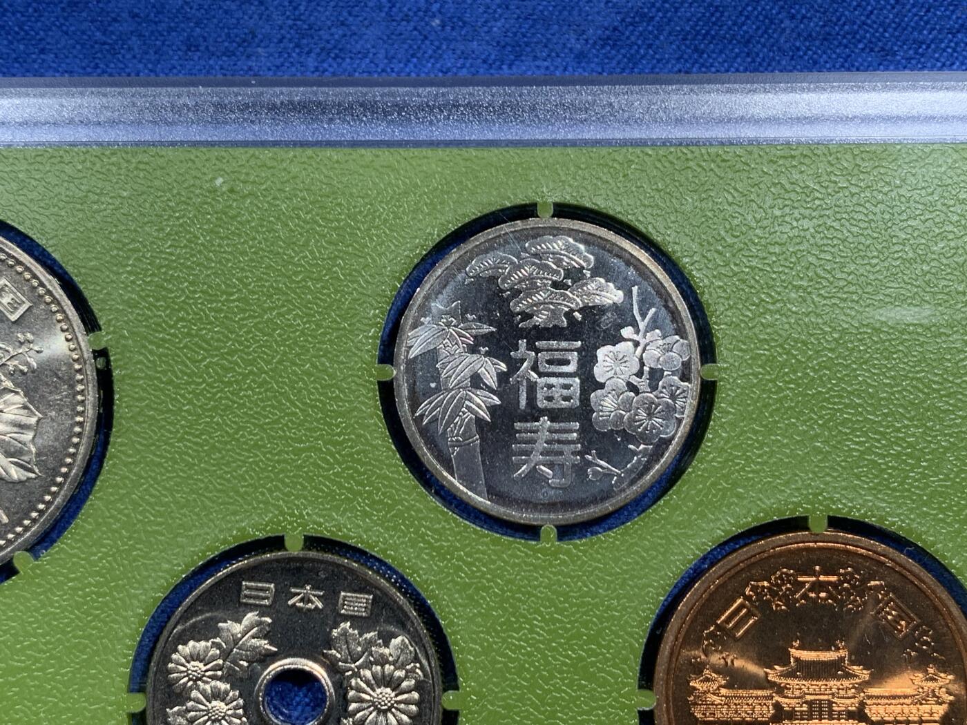 《竞宝斋》第474场 周日，周一 2场连拍 （全场包邮）欢迎送拍 日本平成九年套币 含10g纯银章