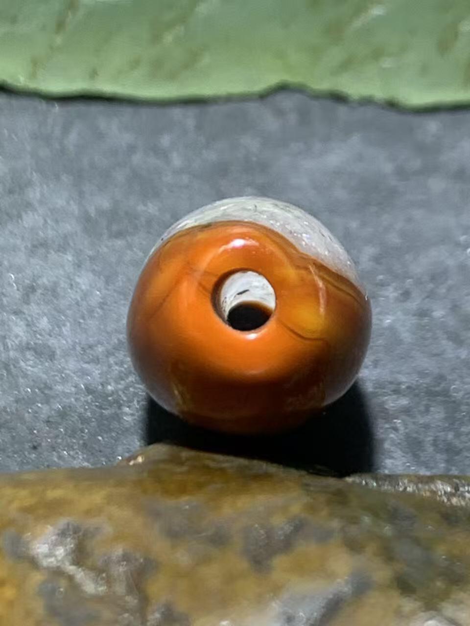 精美冰飘战国红玛瑙随形桶珠一颗