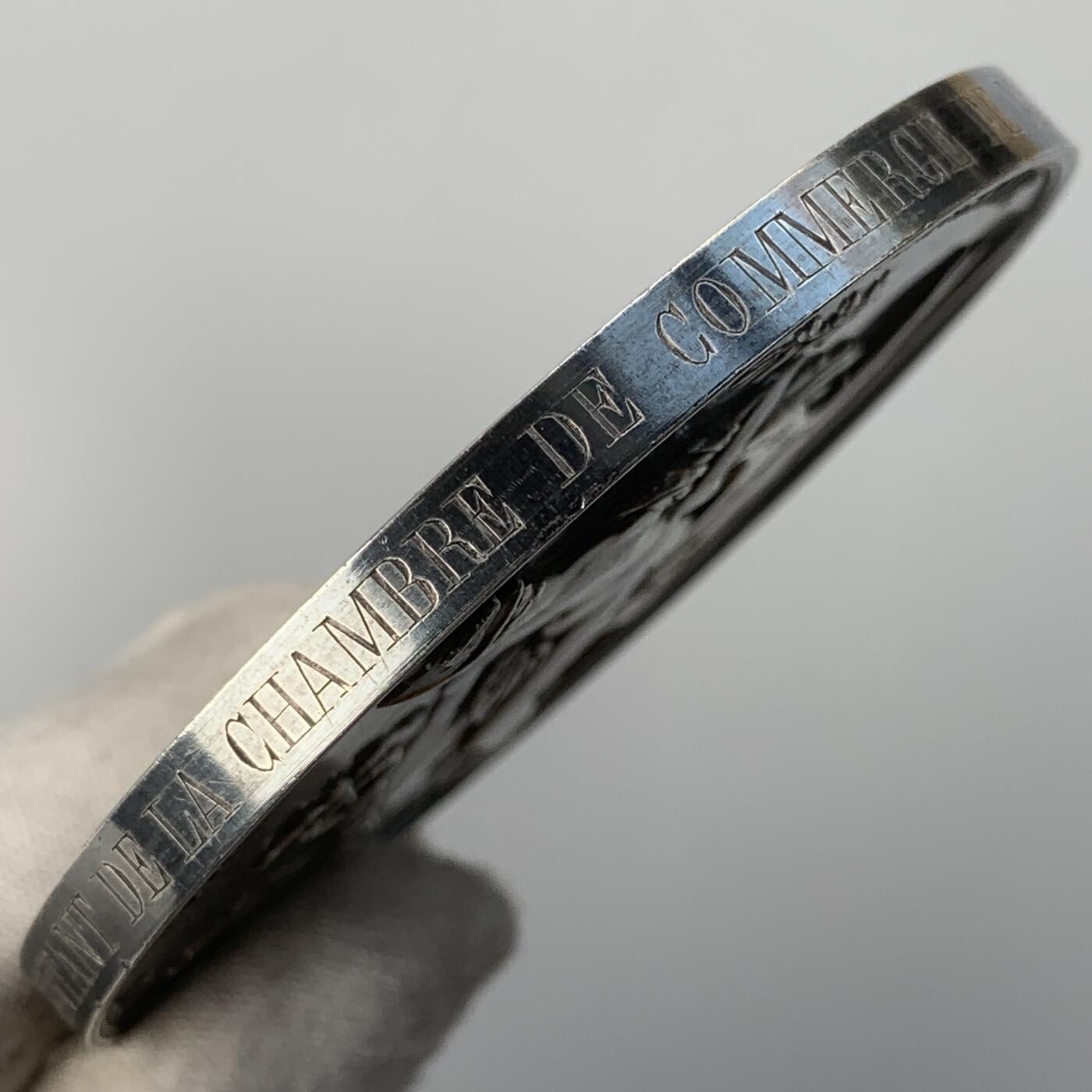 掌中浮雕-藏着的欧洲第056场 1863年法国马赛商会大银章，74mm，225.5g，原盒变形有破损