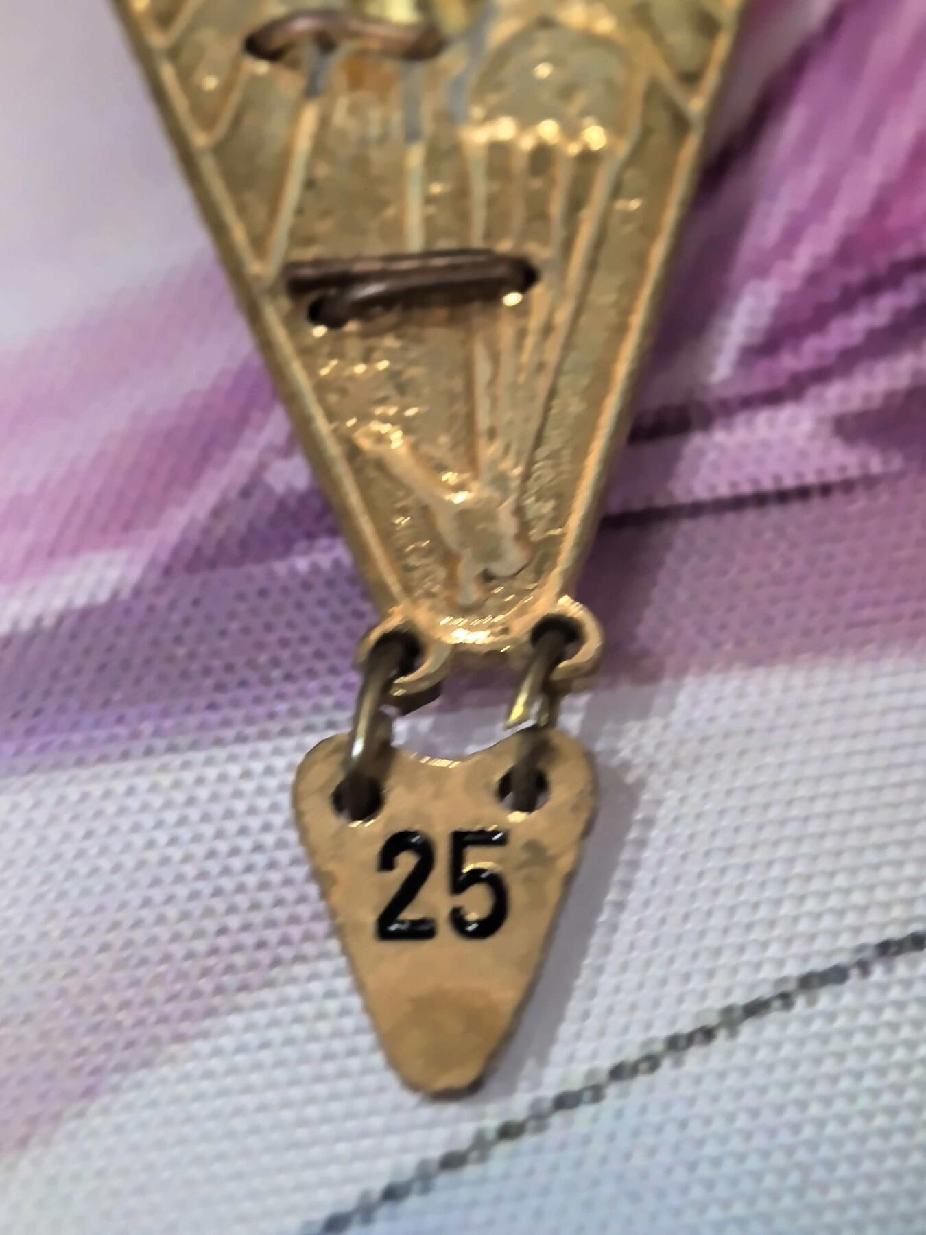 苏联勋章奖章拍卖 本次有亚捏，空军军服，国际运动员等好货 不要错过 3月20日晚上九点结束在麦稀奇 找不到的加我qq或者微信都是184277308备注苏章拍卖。 苏联跳伞教官章100+吊牌10/25次 是苏联伞降精英部队的象征