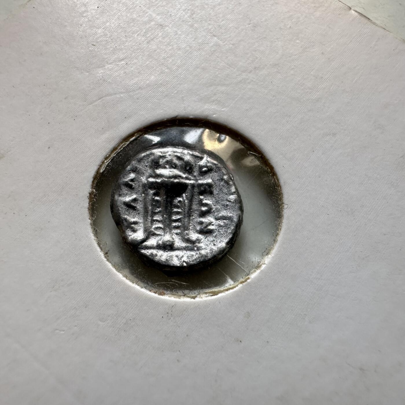 🌹外币初藏🌹🐯2026年第34场   每周二四六晚8️⃣点 接代拍 古希腊 公元前358-225年 陶尔米纳城邦 阿波罗 三脚祭坛 小银币 10毫米 复刻币