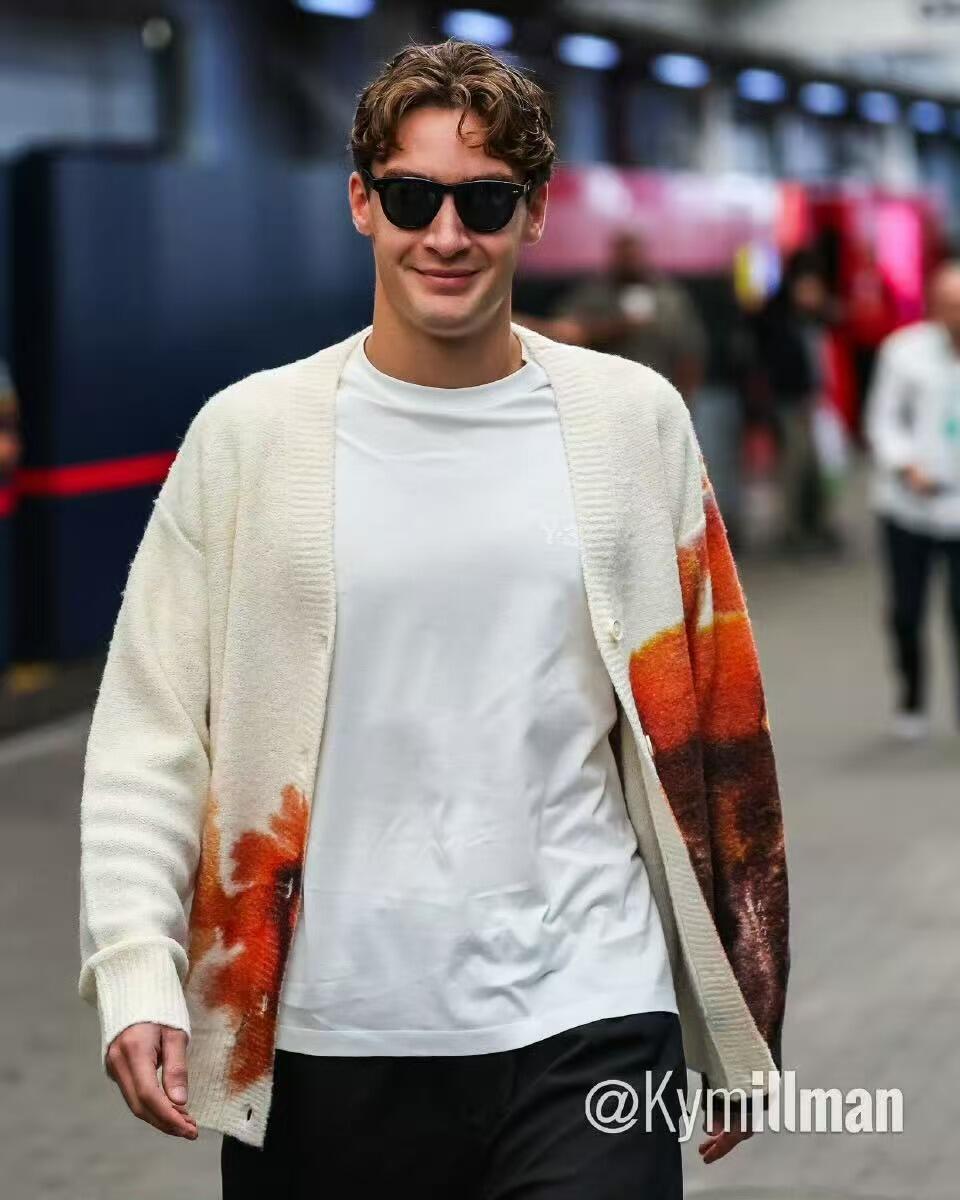 零元拍：银色墨迹配银箭！梅赛德斯奔驰马石油车队首席车手乔治-拉塞尔亲签1:43Mercedes-AMG F1 W13 E Performance巴西站职业生涯分站赛首冠冠军车模型！