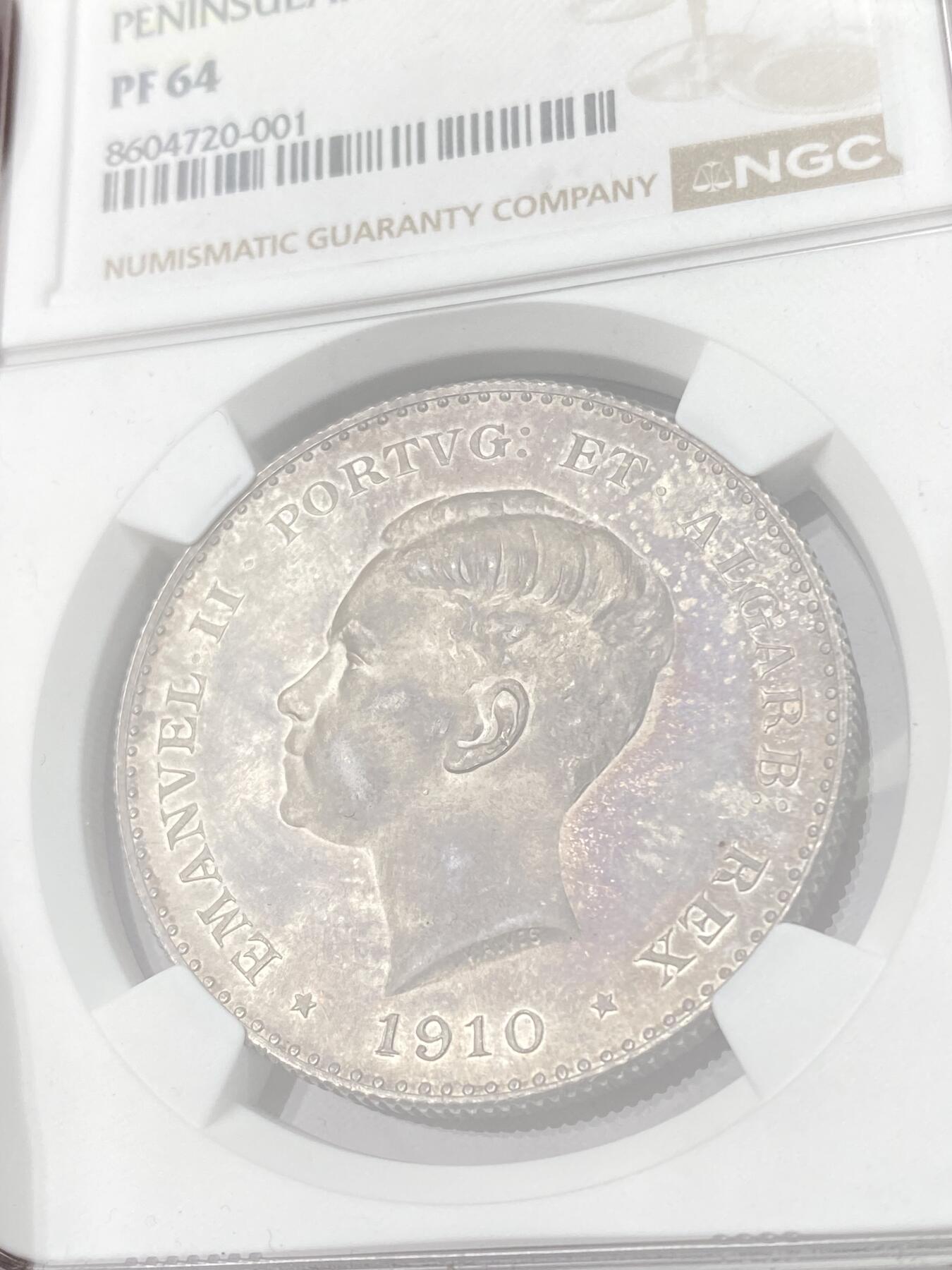 万国钱币拍卖第063期 NGC PF64 1910年葡萄牙艾曼纽尔二世半岛战争百年纪念1000瑞斯大银 正面为葡萄牙末代国王艾曼纽尔二世 背面雄狮护盾 一门火炮穿插其中 尽显王者风范 镜面底板在紫罗兰五彩的加持下光彩夺目 实物上手惊艳 葡萄牙任何精制币都极其罕见 大银主币更是难得 此枚NP评级记录均为个位数 错过难再的顶级葡系藏品 HA一月64CAM成交价约合人民币6万元
