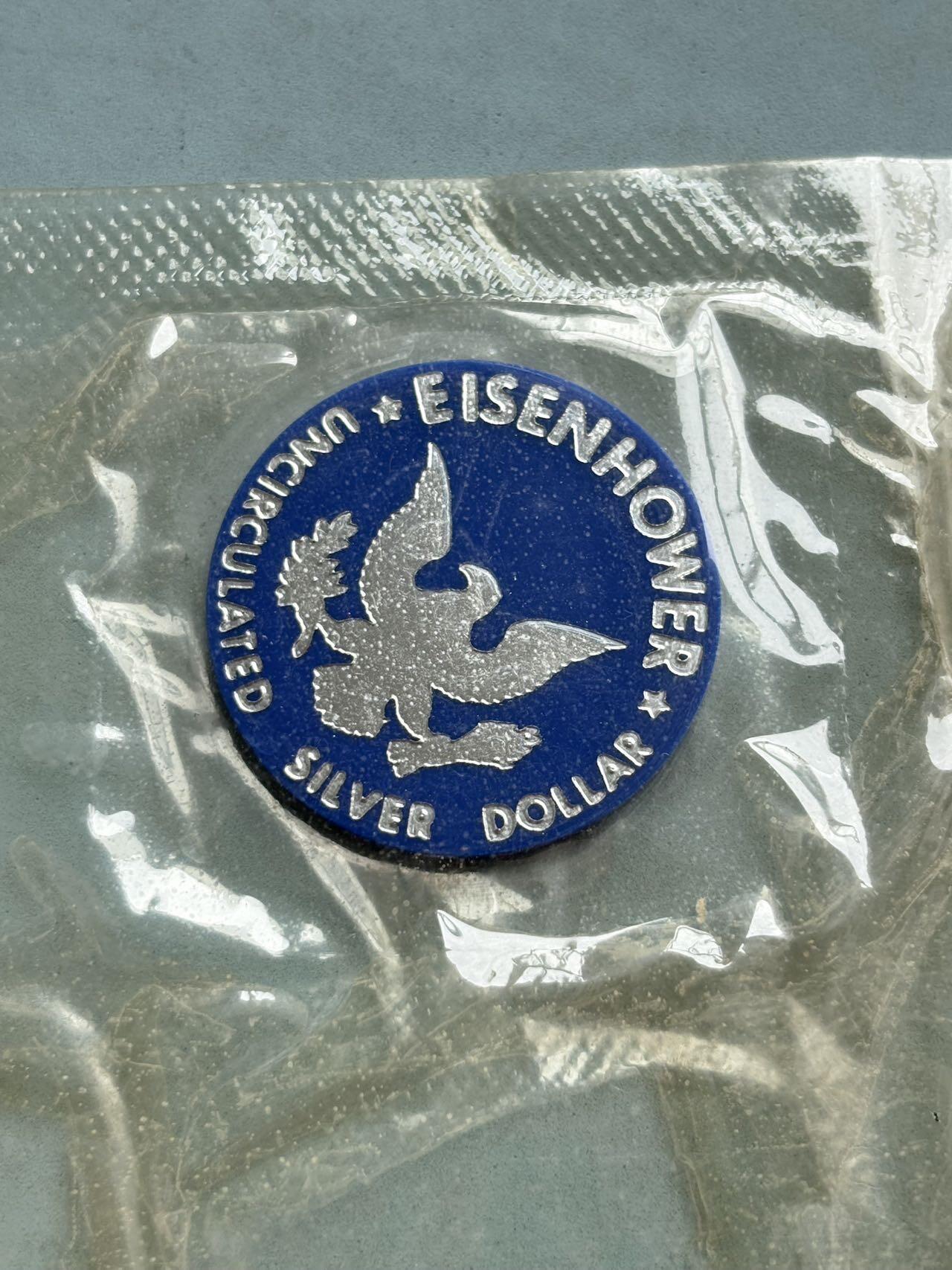 盛世勋华——号角文化勋章邮票专场拍卖第310期 美国1976年建国200周年大一元纪念银币以及一枚蓝色纪念代币， 带原包装，美国铸币局专为收藏家发行的未流通版本，属于“蓝包（Blue Pack）”系列，重24.59克，直径38毫米