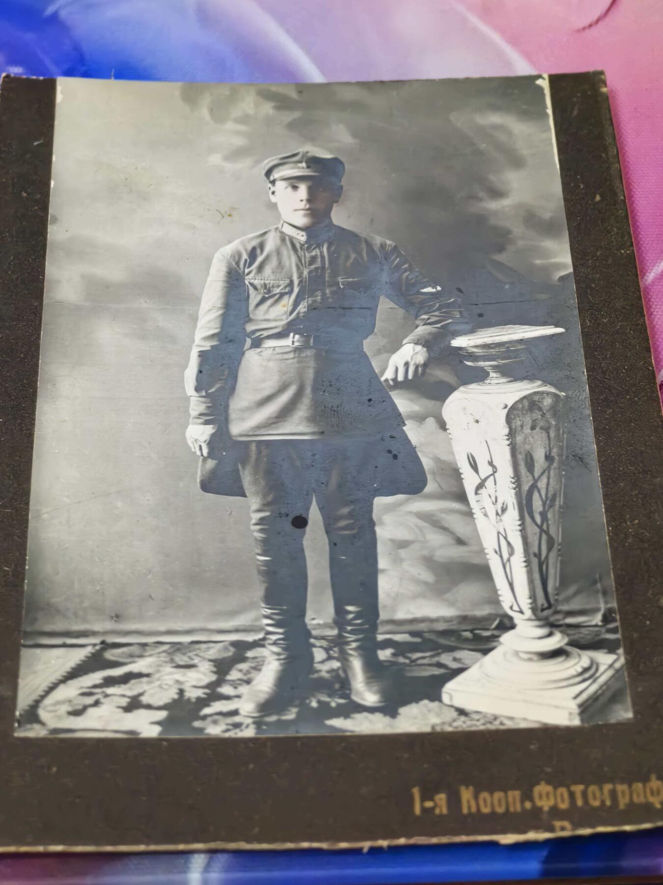 苏联勋章奖章拍卖 本次有亚捏，空军军服，国际运动员等好货 不要错过 3月20日晚上九点结束在麦稀奇 找不到的加我qq或者微信都是184277308备注苏章拍卖。 苏联早期老照片 28年的君官 给父母的照片10*15