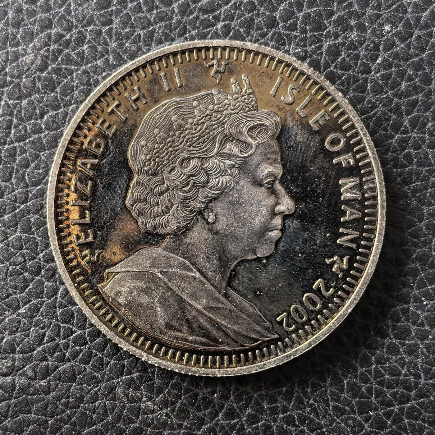 道一币馆币章第一百七十一场 马恩岛2002年伊丽莎白王太后逝世1克朗纪念币-王太后与爱驹 特殊黑珍珠镀层