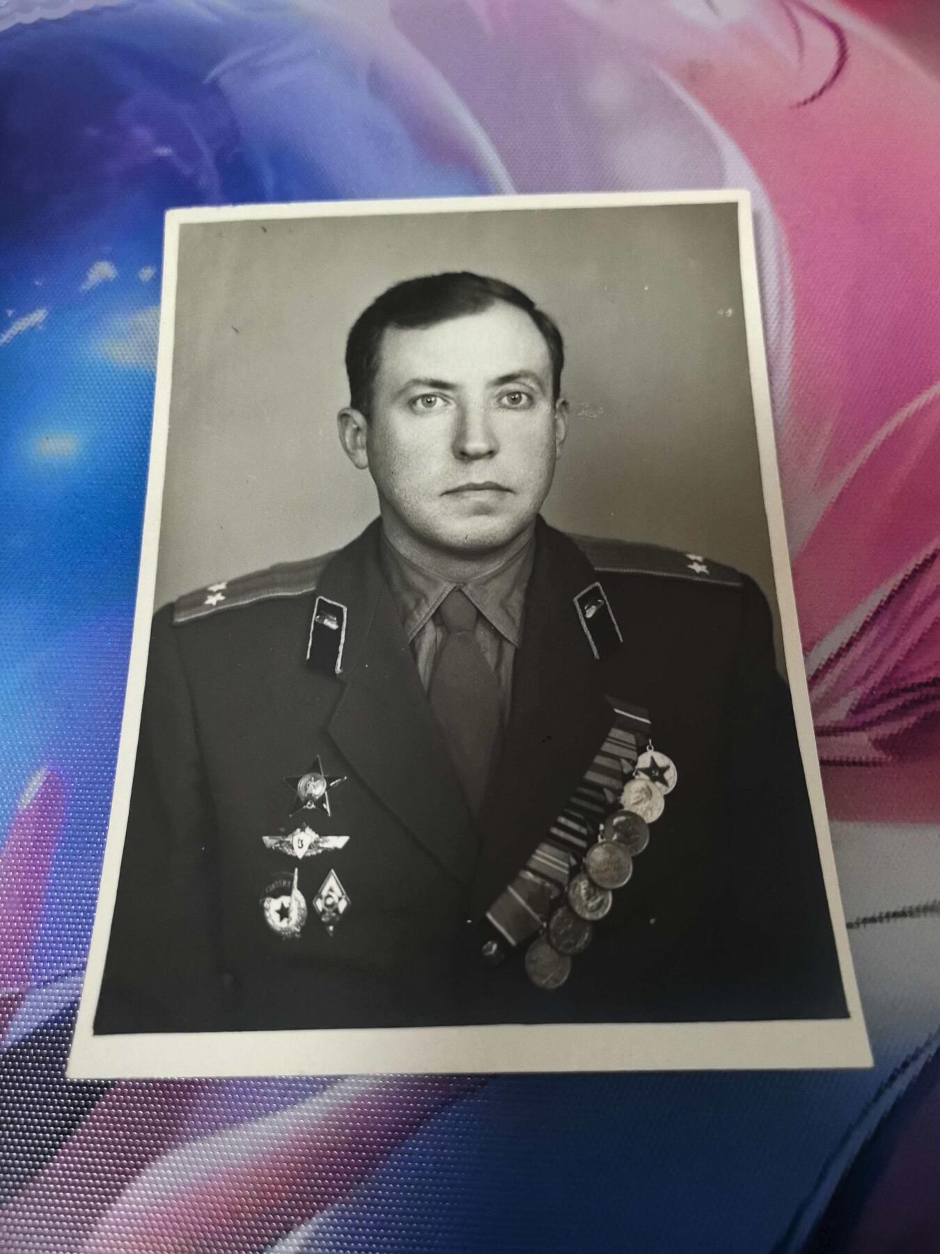 苏联勋章奖章拍卖 本次有亚捏，空军军服，国际运动员等好货 不要错过 3月20日晚上九点结束在麦稀奇 找不到的加我qq或者微信都是184277308备注苏章拍卖。 苏联档案大照片 8*10 背面有名字，部队印章等很多信息 近卫坦克兵中校 红星，校徽等