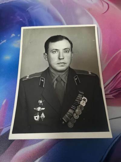 苏联勋章奖章拍卖 本次有亚捏，空军军服，国际运动员等好货 不要错过 3月20日晚上九点结束在麦稀奇 找不到的加我qq或者微信都是184277308备注苏章拍卖。 - 苏联档案大照片 8*10 背面有名字，部队印章等很多信息 近卫坦克兵中校 红星，校徽等