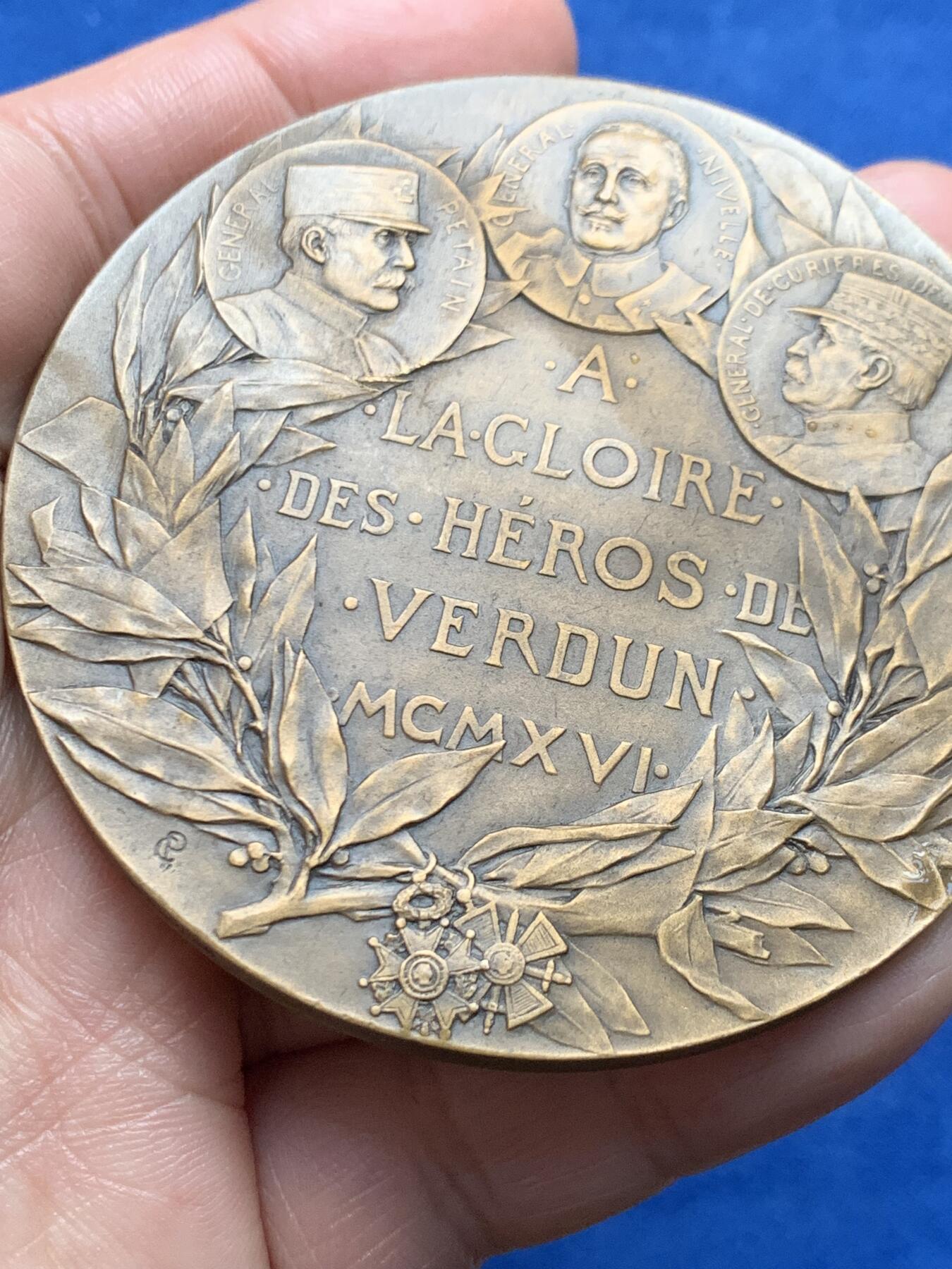 《竞宝斋》第474场 周日，周一 2场连拍 （全场包邮）欢迎送拍 1916年名家CH.Pillet作法国凡尔登战役纪念大铜章 138克 67.4mm 丰饶角铜标