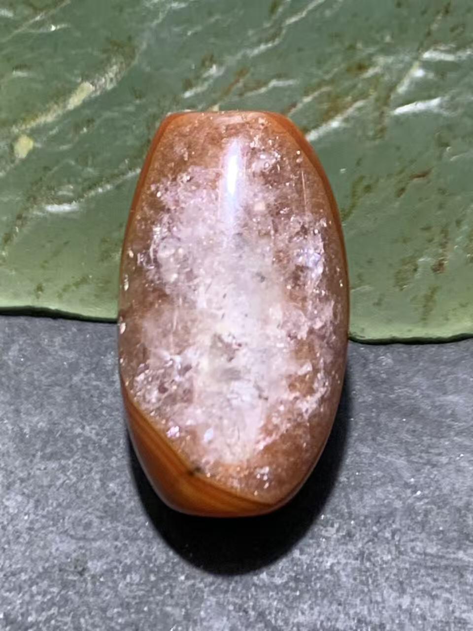 精美冰飘战国红玛瑙随形桶珠一颗