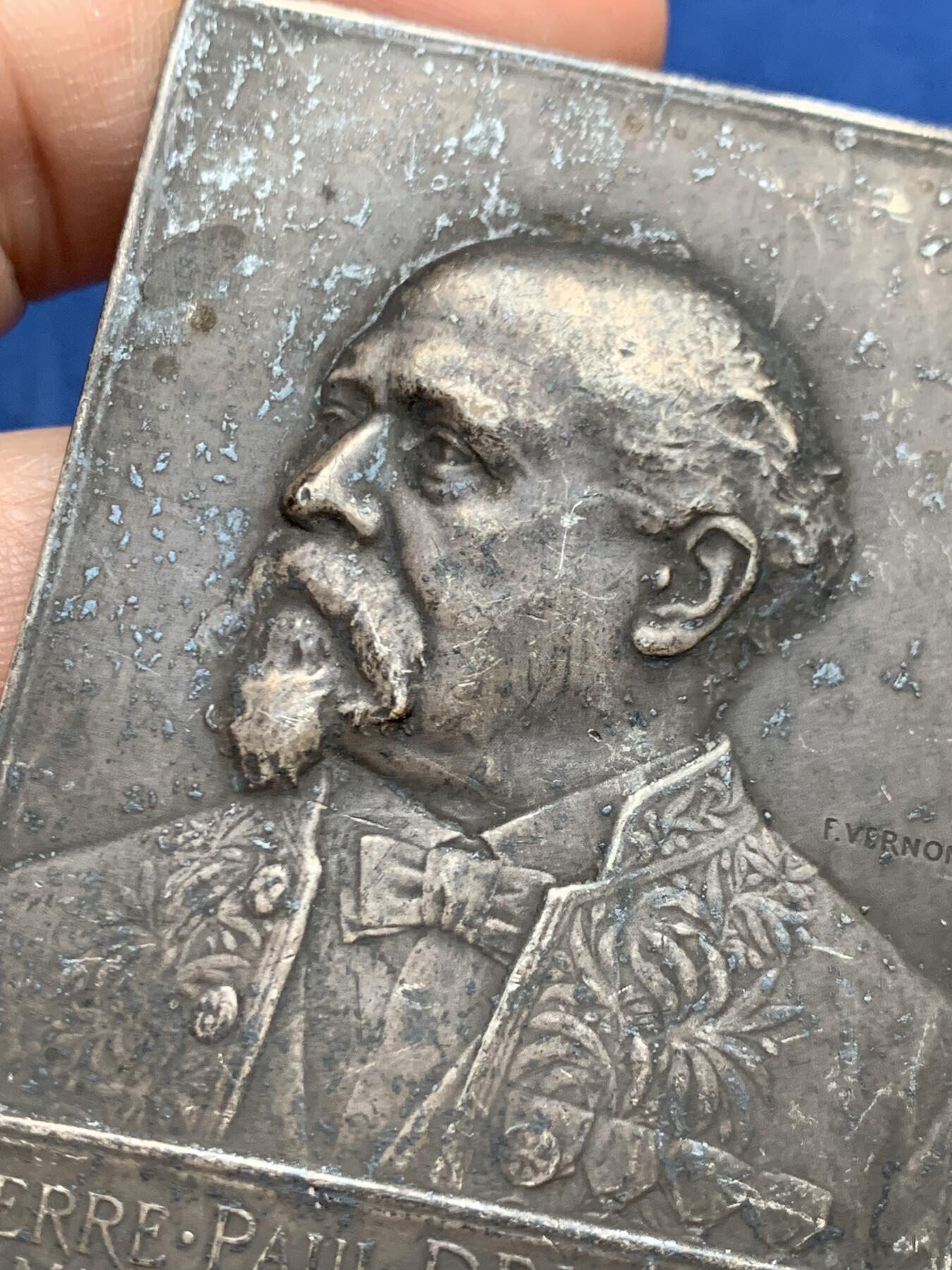 《竞宝斋》第474场 周日，周一 2场连拍 （全场包邮）欢迎送拍 1902年名家F.VERNON作法国农学家、科学院成员及荣誉军团军官皮埃尔-保罗·德埃兰纪念方型镀银铜章 105.7克 49.2*69.8mm 丰饶角铜标