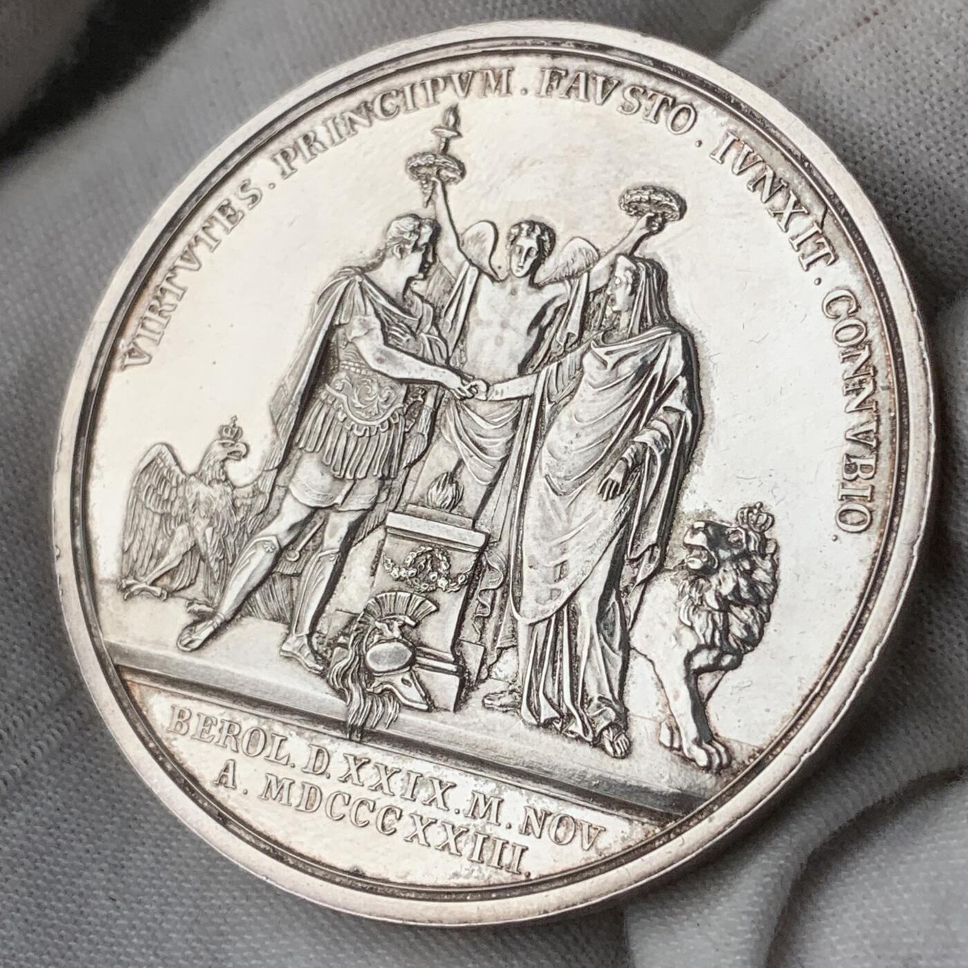 掌中浮雕-藏着的欧洲第056场 1823年普鲁士威廉王子（弗里德里希.威廉四世）与巴伐利亚公主伊丽莎白.卢多维卡结婚纪念银章，47.5mm，42.3g