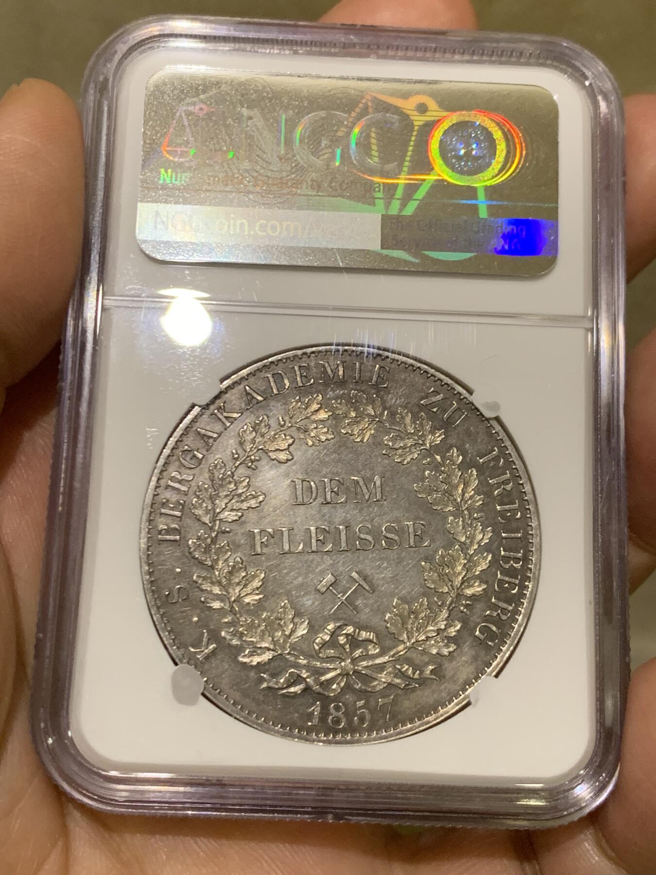 《竞宝斋》第474场 周日，周一 2场连拍 （全场包邮）欢迎送拍 2泰勒之王 NGC UNC 德国 1857年 萨克森王国 约翰一世 2泰勒银币 F版 发行量仅100枚 所有2泰勒里发行量最少的品种 2024年裸币近7万成交 F厂比B版少很多