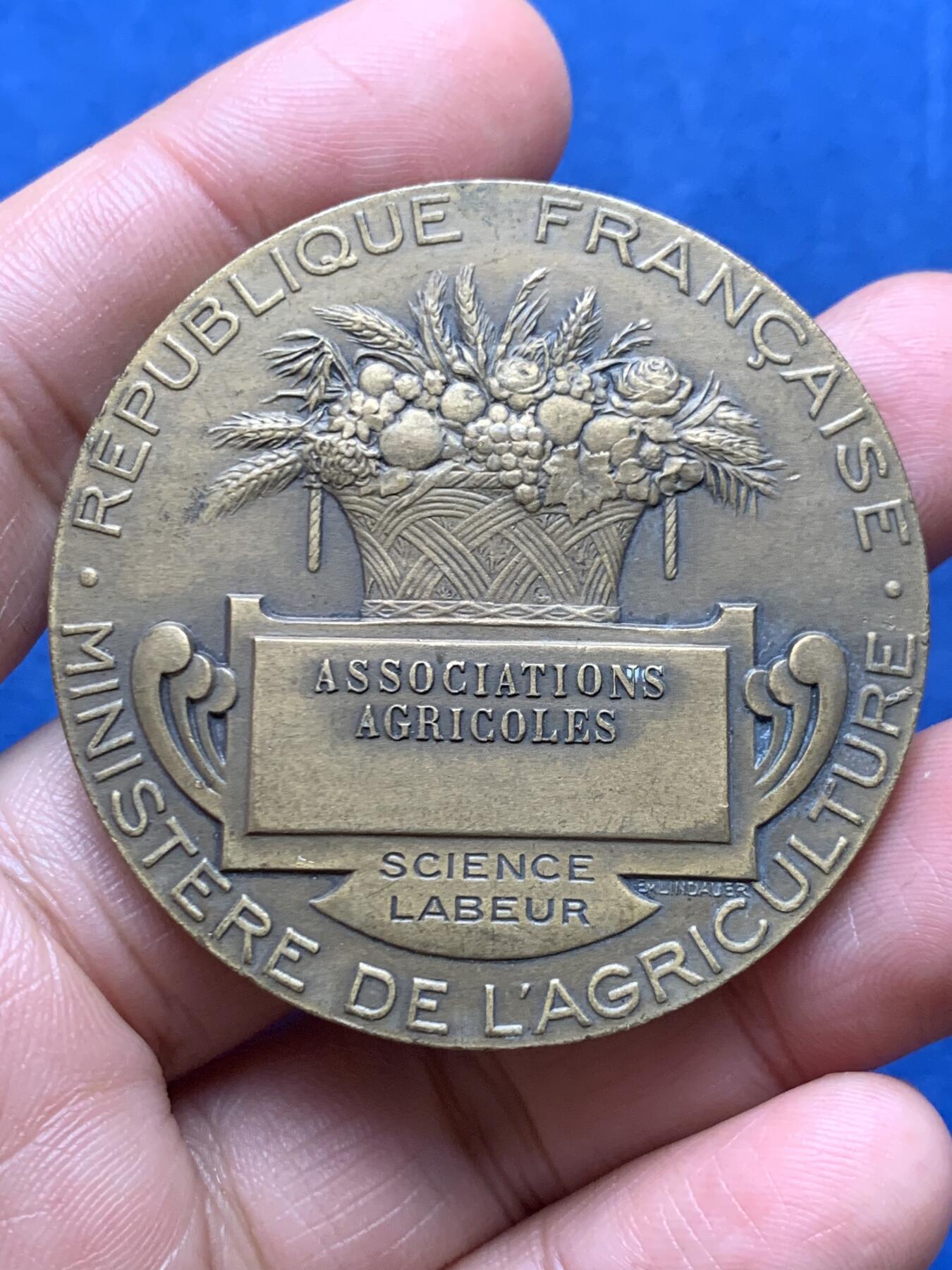 《竞宝斋》第474场 周日，周一 2场连拍 （全场包邮）欢迎送拍 法国农业播种者铜章 60.9克 49.7mm