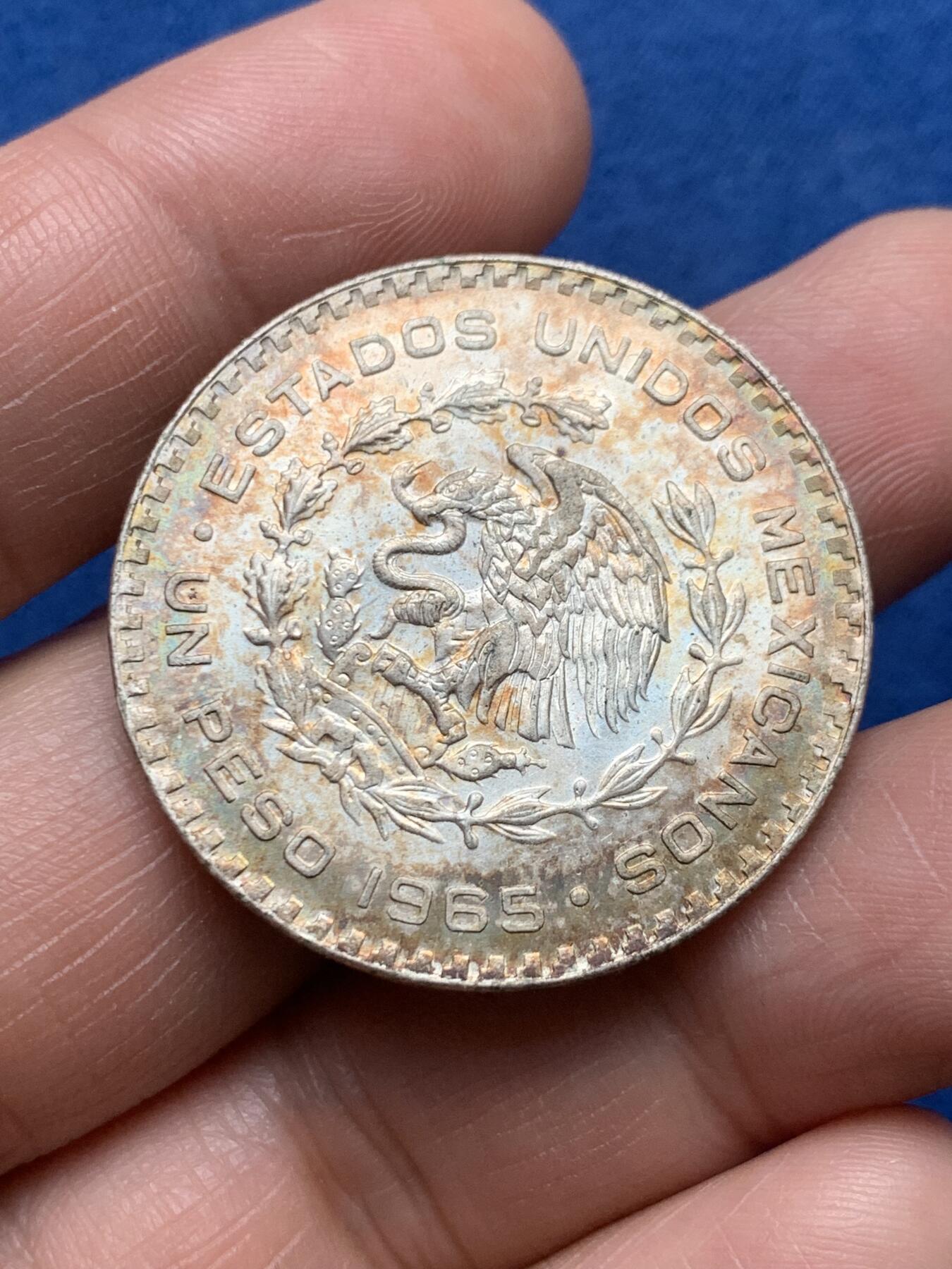 《竞宝斋》第474场 周日，周一 2场连拍 （全场包邮）欢迎送拍 墨西哥1965年银币 五彩好状态 光度也好 车轮转光