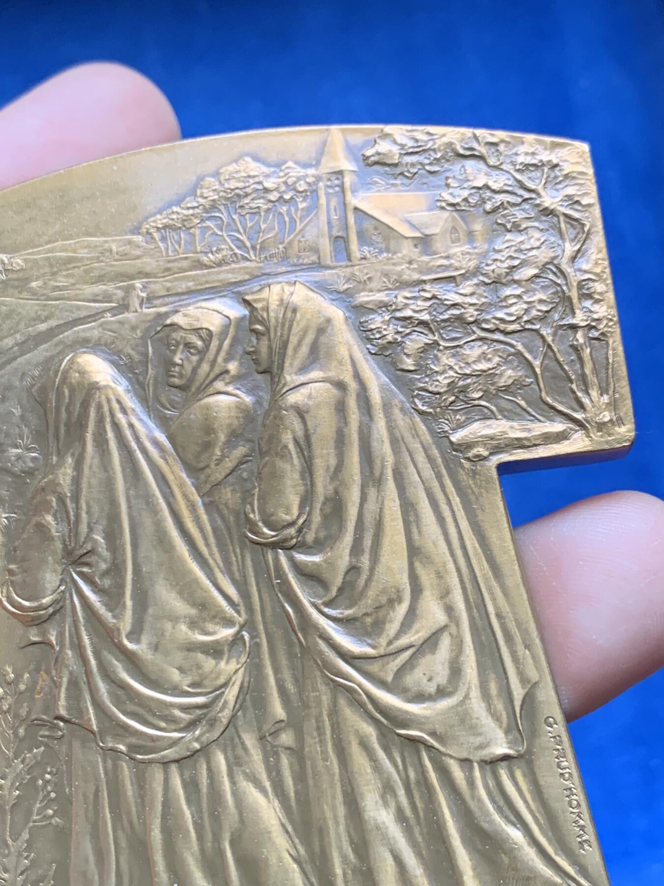 《竞宝斋》第474场 周日，周一 2场连拍 （全场包邮）欢迎送拍 法国著名雕塑家与奖章艺术家（乔治.亨利.普吕多姆）创作的异形大铜章，题名：《Veuves des Marine 海员的遗孀》又名《寡妇》，法国克利夫兰艺术博物馆有同款馆藏，有背景作品讲解。书刊记载。稀有品种，首见品。值得珍藏。直径：75.8mm*68.8mm，重：201.9克，1980丰饶角铜标。表面有上漆工艺