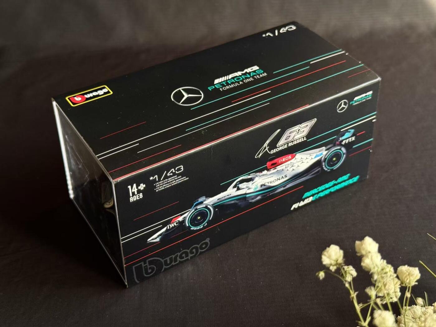 零元拍：银色墨迹配银箭！梅赛德斯奔驰马石油车队首席车手乔治-拉塞尔亲签1:43Mercedes-AMG F1 W13 E Performance巴西站职业生涯分站赛首冠冠军车模型！