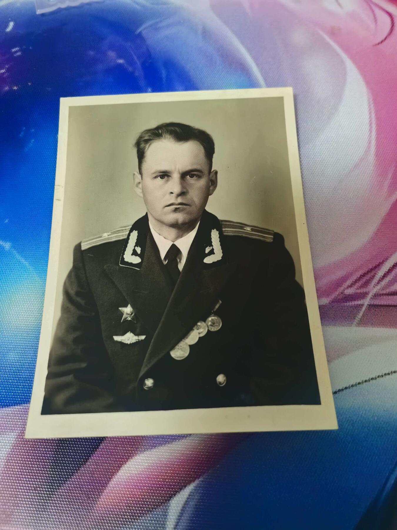 苏联勋章奖章拍卖 本次有亚捏，空军军服，国际运动员等好货 不要错过 3月20日晚上九点结束在麦稀奇 找不到的加我qq或者微信都是184277308备注苏章拍卖。 苏联档案大照片 8*10 背面有名字，部队印章等很多信息 坦克兵少校 红星，技能章，勇敢等