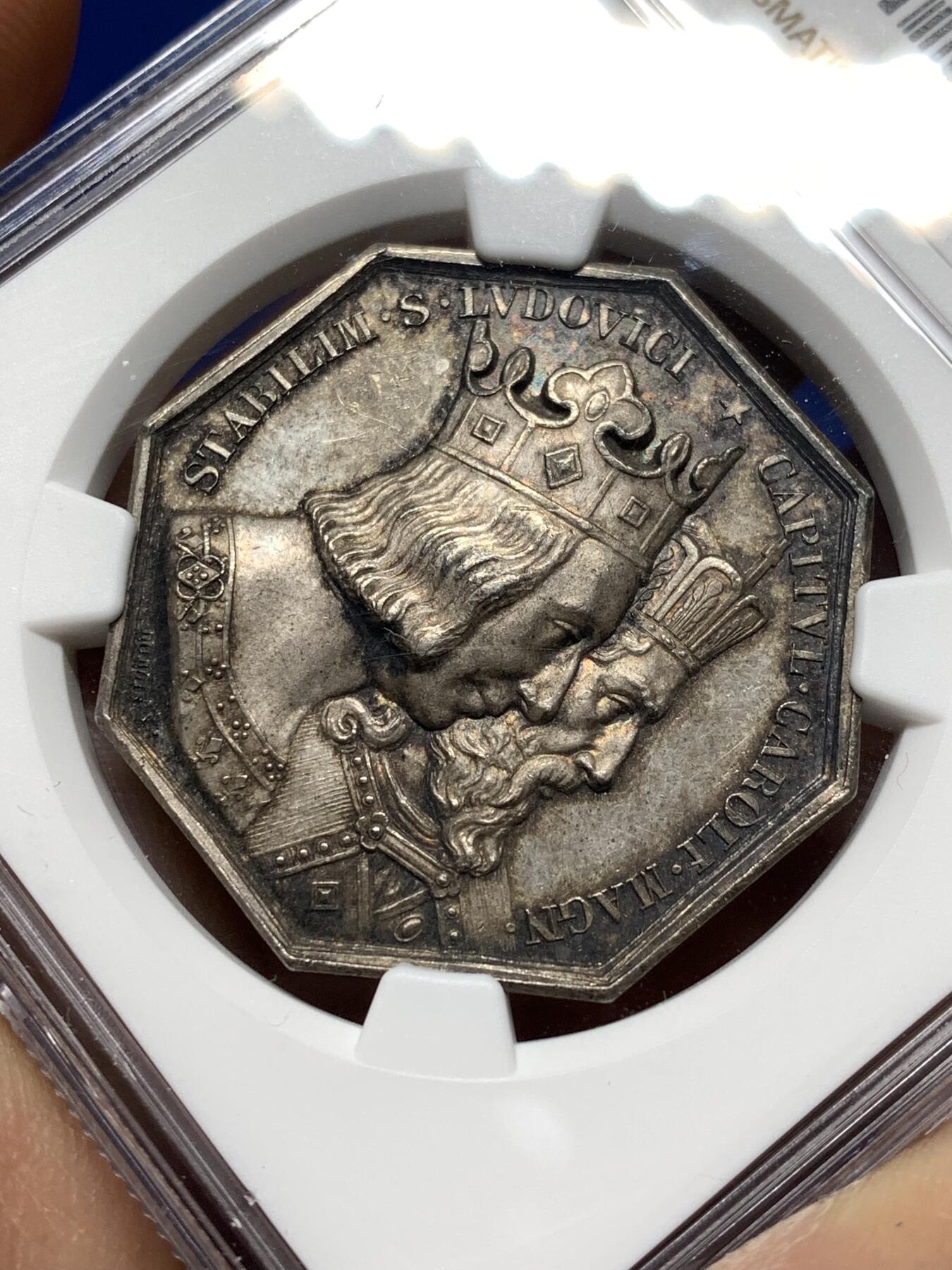 《竞宝斋》第474场 周日，周一 2场连拍 （全场包邮）欢迎送拍 NGC MS62 法国1844年勒阿弗尔公证人银质八角代币，手指铭，少见款。正面：双国王头像（圣路易与查理曼大帝），外环文字象征公证行业权威，背面：中央法典图案，外环“勒阿弗尔区公证人公司”，下方年份“1844”，周围橡叶与月桂叶花环。