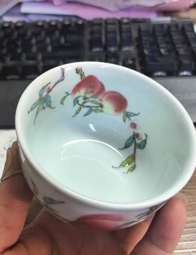 景德镇粉彩寿桃主人杯，全新未使用，纯手工绘制，画面精美，寓意福寿安康。底部有“景德镇珍藏”款识，陶瓷材质，手感细腻，收藏或日常品茶都很合适。  杯高约6厘米，口径约9厘米，容量约100毫升。 - 景德镇粉彩寿桃主人杯，全新未使用，纯手工绘制，画面精美，寓意福寿安康。底部有“景德镇珍藏”款识，陶瓷材质，手感细腻，收藏或日常品茶都很合适。  杯高约6厘米，口径约9厘米，容量约100毫升。