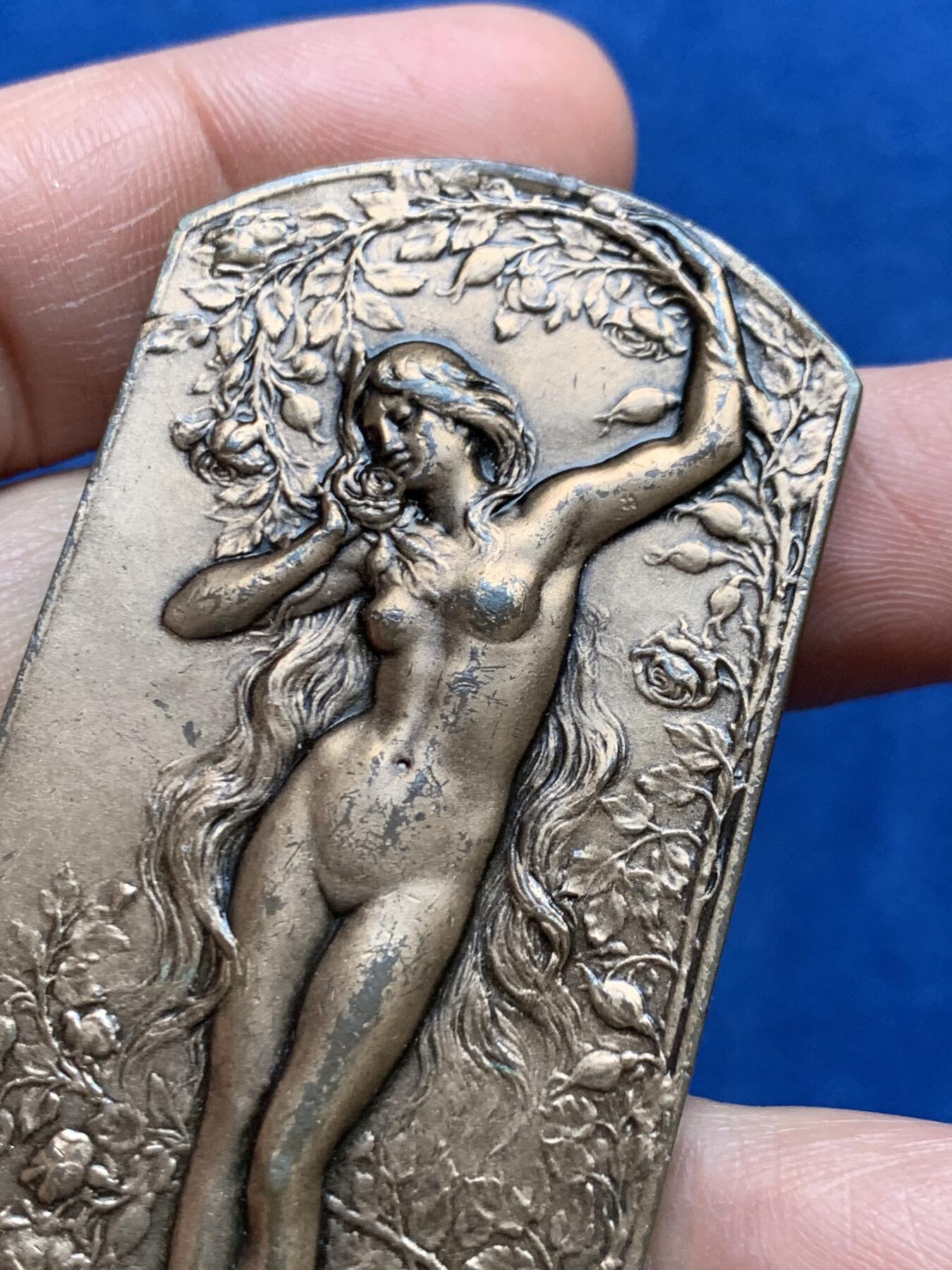 《竞宝斋》第474场 周日，周一 2场连拍 （全场包邮）欢迎送拍 法国新艺术时期异形大铜章，花神芙罗拉。81.7克，35.2*74mm，COUDRAY大师名誉作，非常稀见的品种，花神立于鲜花锦簇中，身姿舒展曼妙，刻画精美细腻，生动美好。表面有油漆保护层，细节见图。