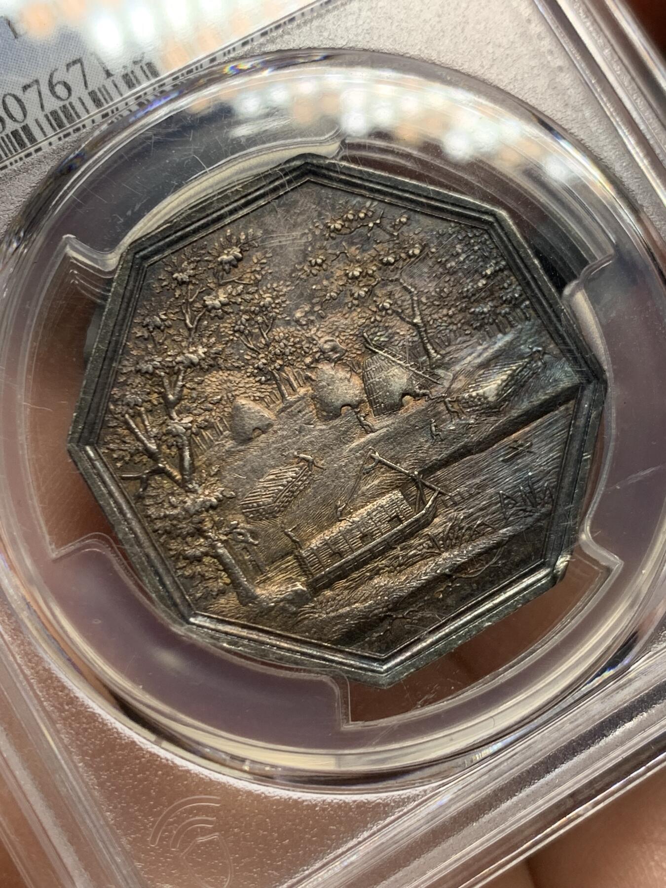 《竞宝斋》第474场 周日，周一 2场连拍 （全场包邮）欢迎送拍 PCGS AU58 严评 热门品种 景观八角代币Jeton 法国巴黎木炭协会交易 深彩包浆 状态很不错