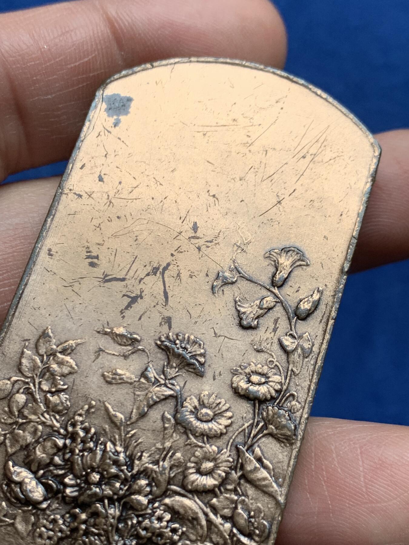 《竞宝斋》第474场 周日，周一 2场连拍 （全场包邮）欢迎送拍 法国新艺术时期异形大铜章，花神芙罗拉。81.7克，35.2*74mm，COUDRAY大师名誉作，非常稀见的品种，花神立于鲜花锦簇中，身姿舒展曼妙，刻画精美细腻，生动美好。表面有油漆保护层，细节见图。