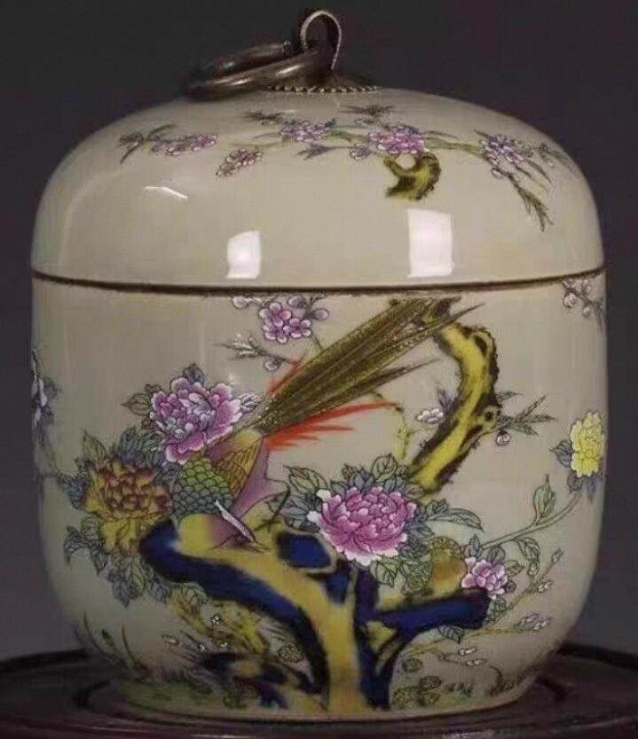 清雍正年制富贵锦鸡图茶叶罐 景德镇瓷器收藏品，数量有限先到先得 。 直径10.5厘米，底径7.5厘米，高11.5厘米，做工精良，即能装茶叶，又能当摆件，很漂亮