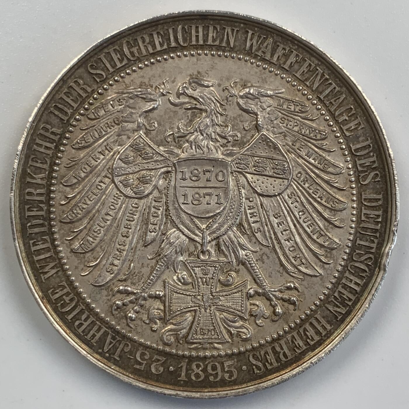 掌中浮雕-藏着的欧洲第056场 1895年德国普法战争25周年纪念银章，正面为普鲁士三皇头像，背面的普鲁士鹰翅膀上铭记了攻占的法国城市名称。工艺精美，淡彩包浆，35mm，19.3g