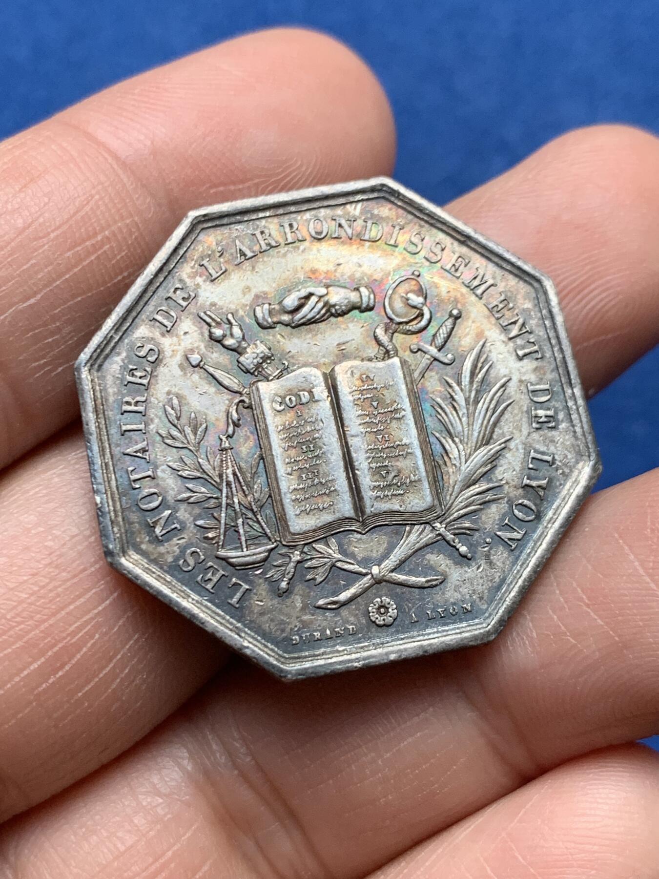 《竞宝斋》第474场 周日，周一 2场连拍 （全场包邮）欢迎送拍 法国1839年里昂公证人协会八角银质代币，船首ARGENT，14.4克，32.4mm