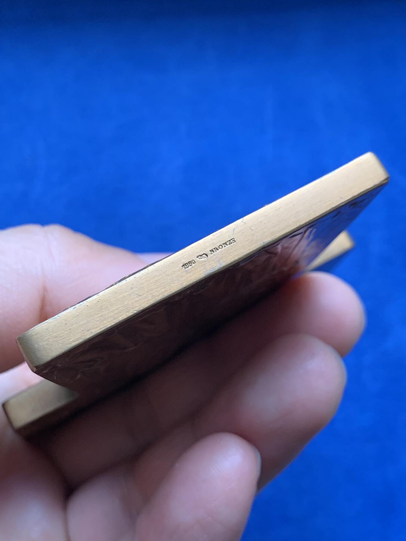 《竞宝斋》第474场 周日，周一 2场连拍 （全场包邮）欢迎送拍 法国著名雕塑家与奖章艺术家（乔治.亨利.普吕多姆）创作的异形大铜章，题名：《Veuves des Marine 海员的遗孀》又名《寡妇》，法国克利夫兰艺术博物馆有同款馆藏，有背景作品讲解。书刊记载。稀有品种，首见品。值得珍藏。直径：75.8mm*68.8mm，重：201.9克，1980丰饶角铜标。表面有上漆工艺