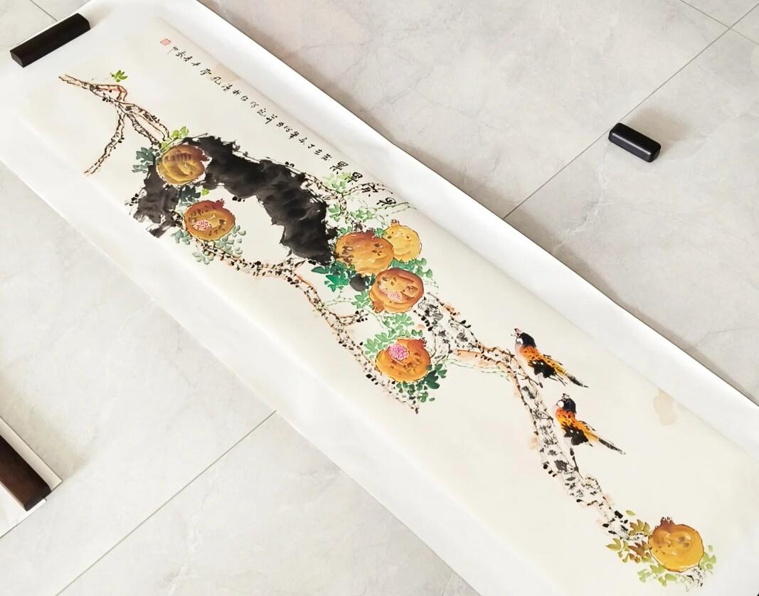 宋太祖赵匡胤第三十六代嫡孙 赵丹青 果实累累国画（保真）1959年生于上海，祖籍9浙江诸暨，宋太祖赵匡胤第三十六代嫡系 ，北京美协会员、北京花鸟画协会会员、北京齐派花鸟画研究会会员、中国书画家联谊会会员、北京圆明画苑签约画家 ，国际青年易经学会会员、香港中美易经学会会员、中华周易学会理事、澳大利亚周易研究会副会长。（尺寸:136*35，已托底）