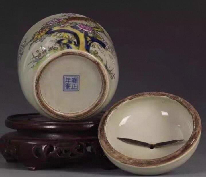 清雍正年制富贵锦鸡图茶叶罐 景德镇瓷器收藏品，数量有限先到先得 。 直径10.5厘米，底径7.5厘米，高11.5厘米，做工精良，即能装茶叶，又能当摆件，很漂亮