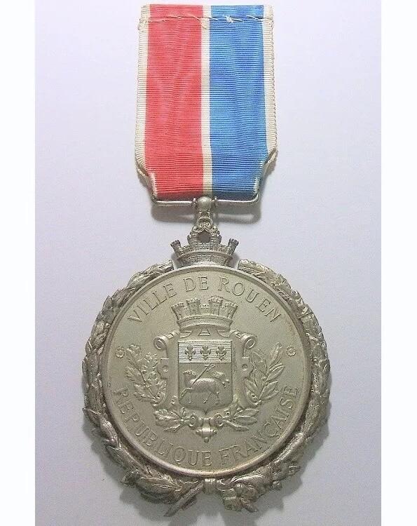 【艺术】法国艺术大章1885年 女神坐人带花环 高浮雕精制超大镀银章 带绶带 83MM 175克