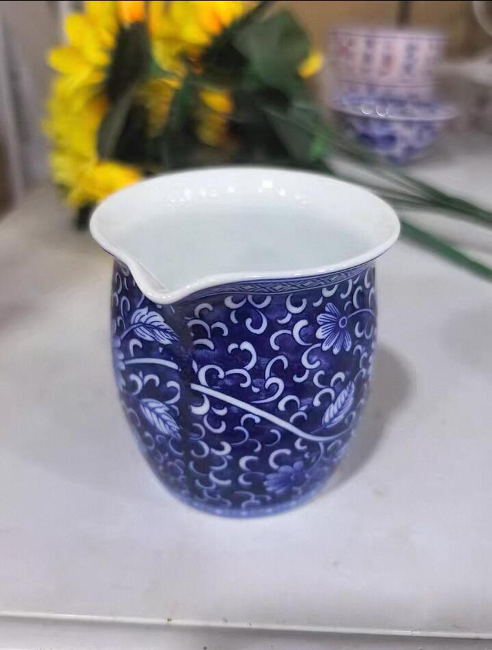 景德镇青花缠枝花卉杯，手工手绘，蓝底白花，画工细腻，出水顺畅，断水好。陶瓷材质，容量约150ml