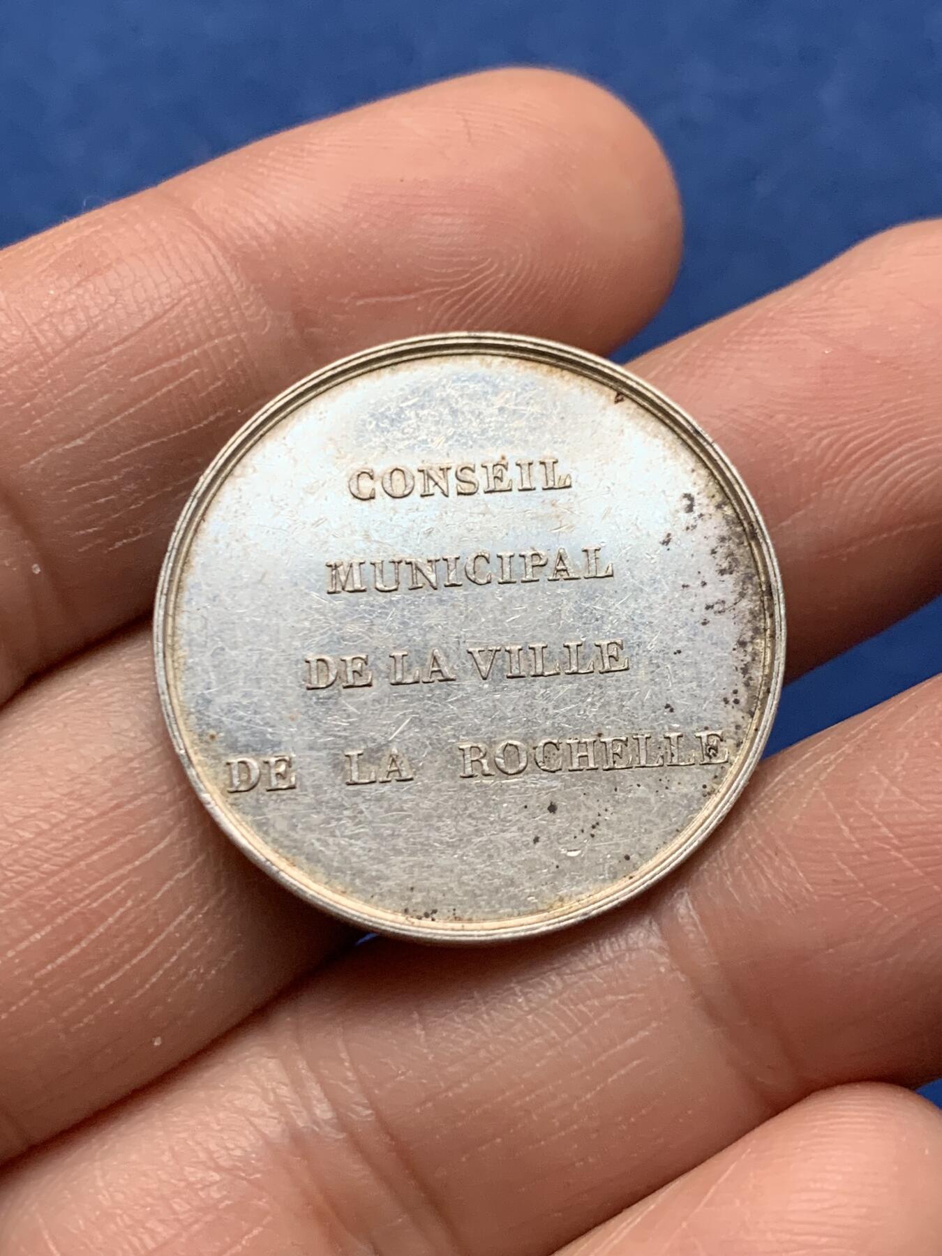 《竞宝斋》第474场 周日，周一 2场连拍 （全场包邮）欢迎送拍 法国1836年罗谢尔市政厅纪念银章，手指ARGENT，9克，28.2mm