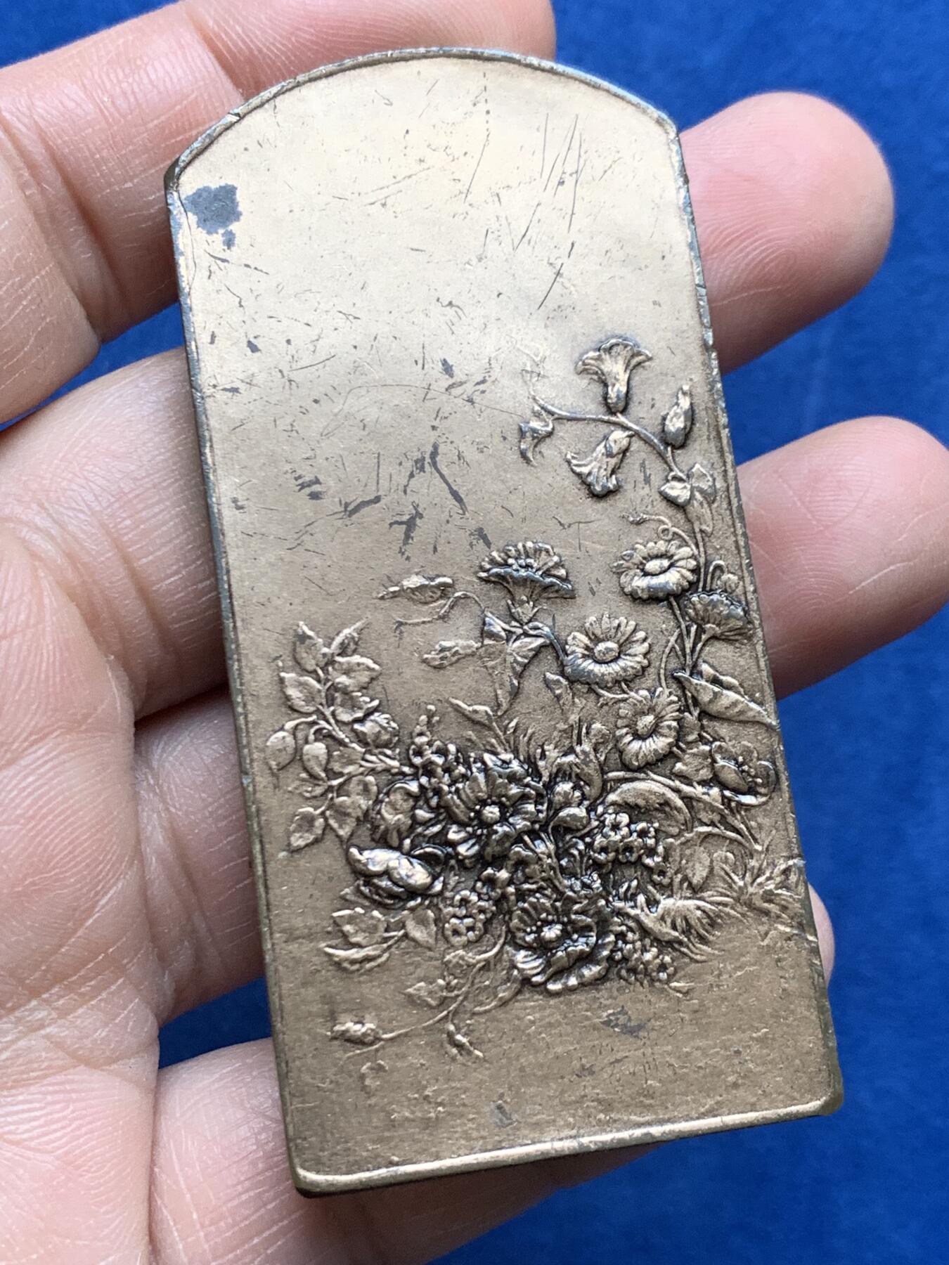 《竞宝斋》第474场 周日，周一 2场连拍 （全场包邮）欢迎送拍 法国新艺术时期异形大铜章，花神芙罗拉。81.7克，35.2*74mm，COUDRAY大师名誉作，非常稀见的品种，花神立于鲜花锦簇中，身姿舒展曼妙，刻画精美细腻，生动美好。表面有油漆保护层，细节见图。