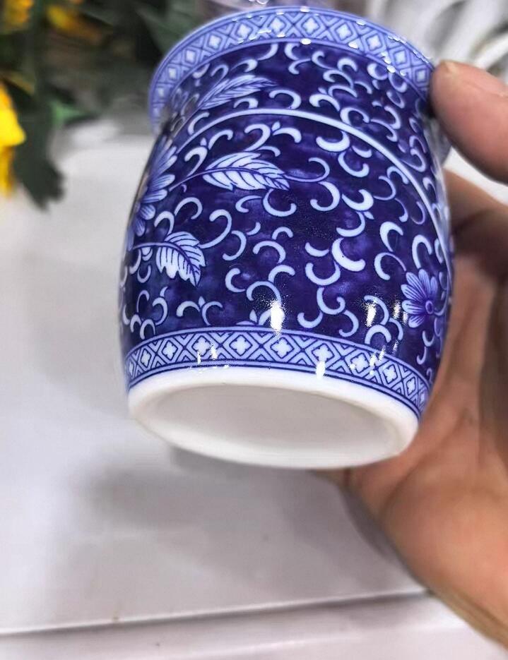 景德镇青花缠枝花卉杯，手工手绘，蓝底白花，画工细腻，出水顺畅，断水好。陶瓷材质，容量约150ml