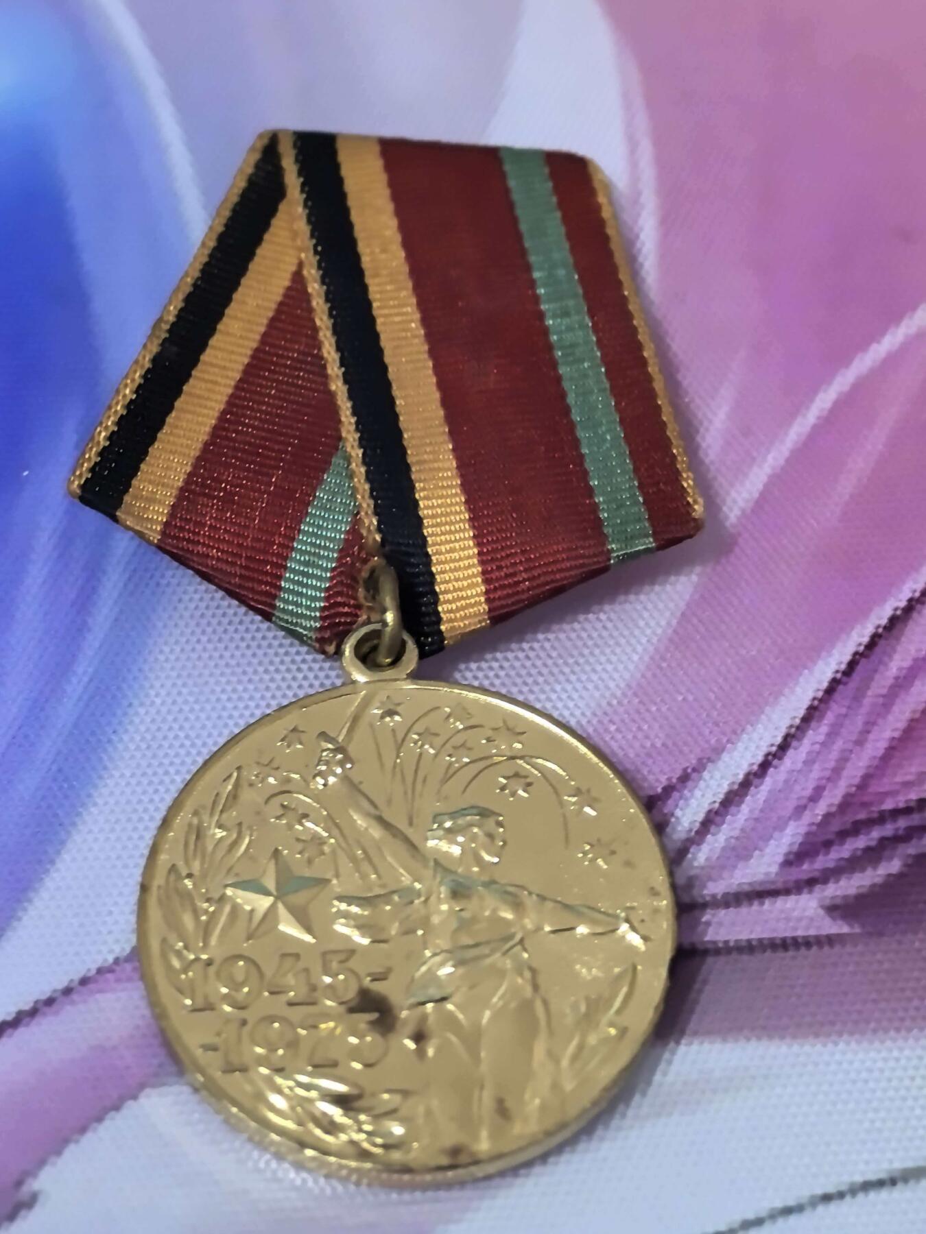 苏联勋章奖章拍卖 本次有亚捏，空军军服，国际运动员等好货 不要错过 3月20日晚上九点结束在麦稀奇 找不到的加我qq或者微信都是184277308备注苏章拍卖。 苏联三十年胜利奖章