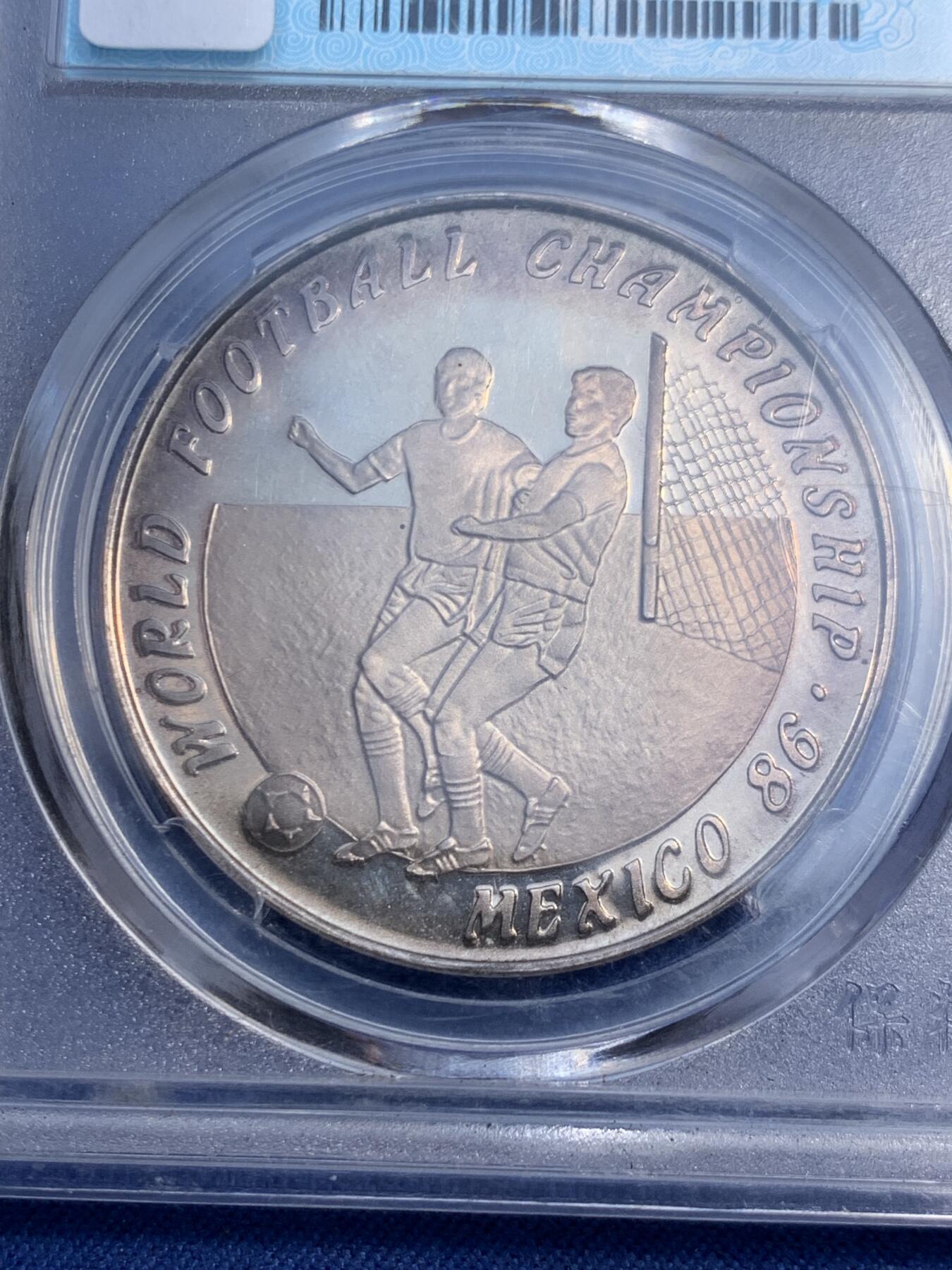 《竞宝斋》第474场 周日，周一 2场连拍 （全场包邮）欢迎送拍 老挝1986年世界杯50基普精制银币 999银 16克 铸造量5000枚