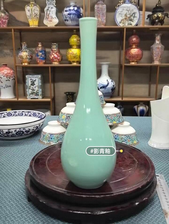 景德镇陶瓷，影青釉，荷趣水滴瓶。内口径2厘米，可以插只把的花。瓶高29厘米，肚经10厘米