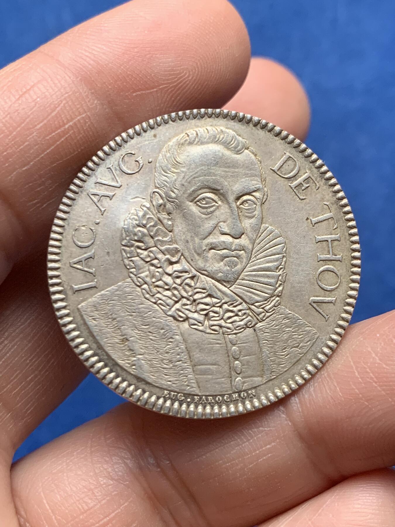 《竞宝斋》第474场 周日，周一 2场连拍 （全场包邮）欢迎送拍 法国1820年巴黎图书馆纪念银章，好品，但是背面有一戳导致章体轻微不平，9.7克，34.7mm