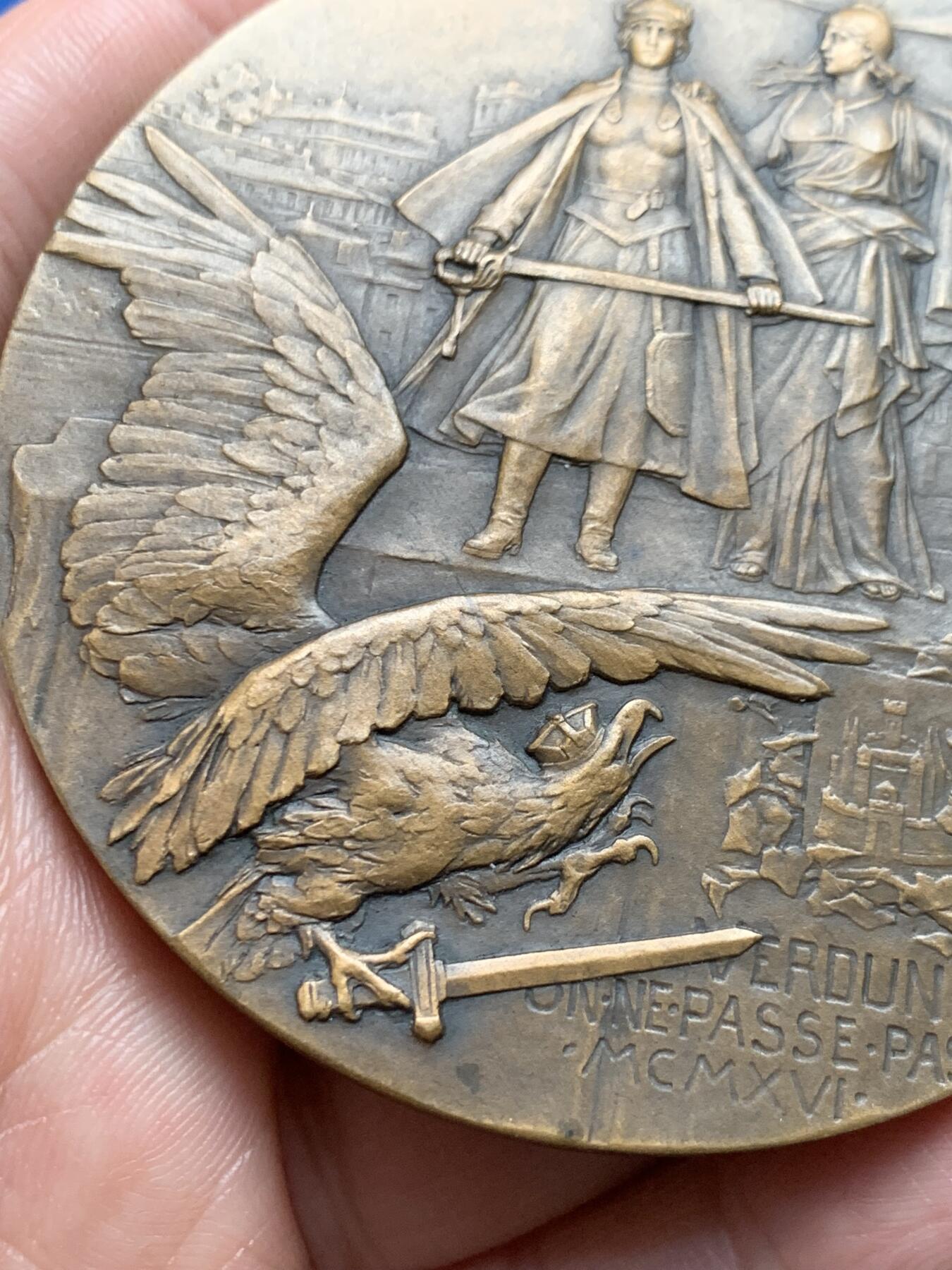 《竞宝斋》第474场 周日，周一 2场连拍 （全场包邮）欢迎送拍 1916年名家CH.Pillet作法国凡尔登战役纪念大铜章 138克 67.4mm 丰饶角铜标