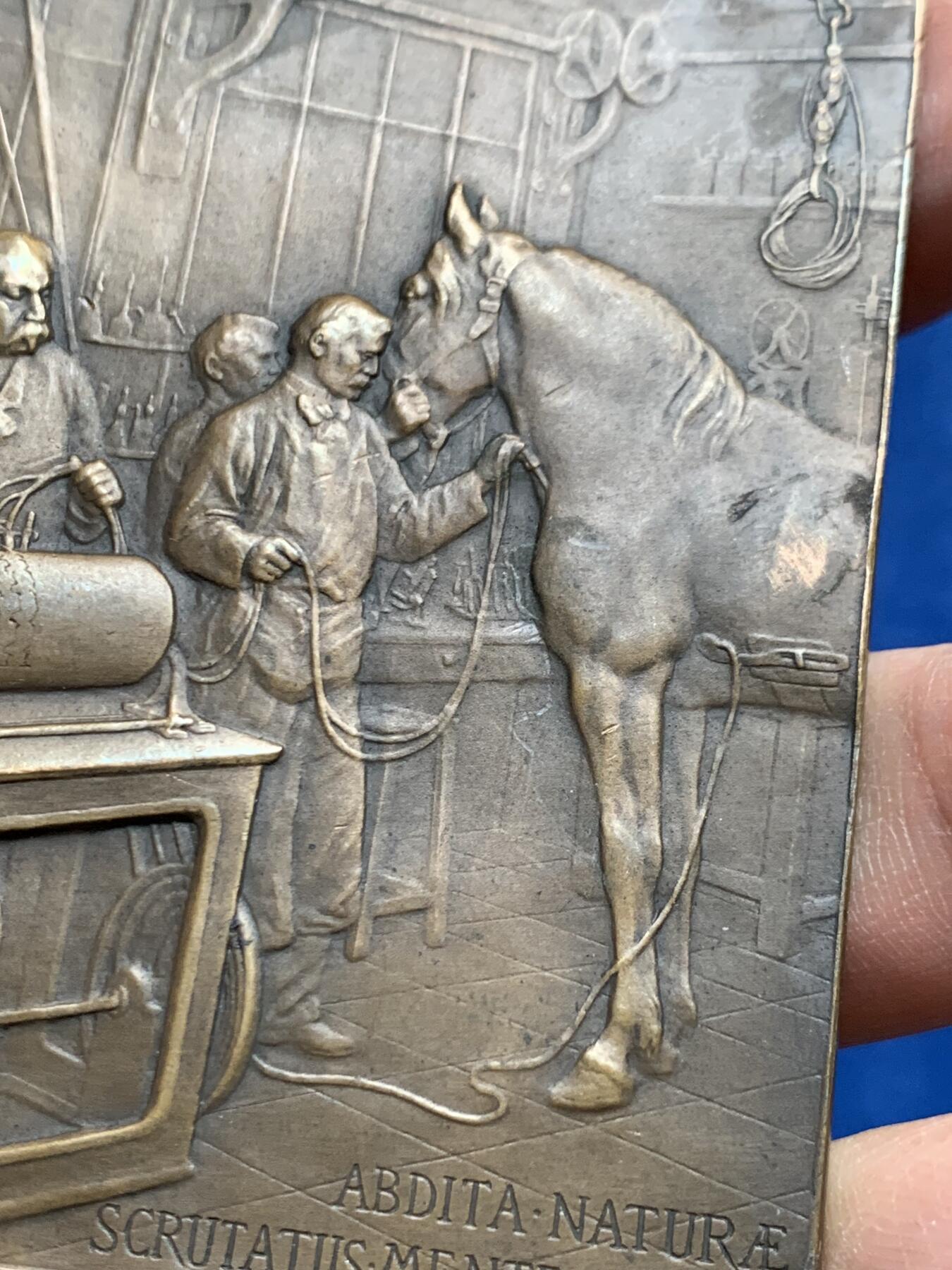 《竞宝斋》第474场 周日，周一 2场连拍 （全场包邮）欢迎送拍 1903年保罗·里歇尔作让·巴蒂斯特·奥古斯特纪念方型大铜章 巴黎造币厂出品 139.5克 56.2*69.8mm 丰饶角铜标