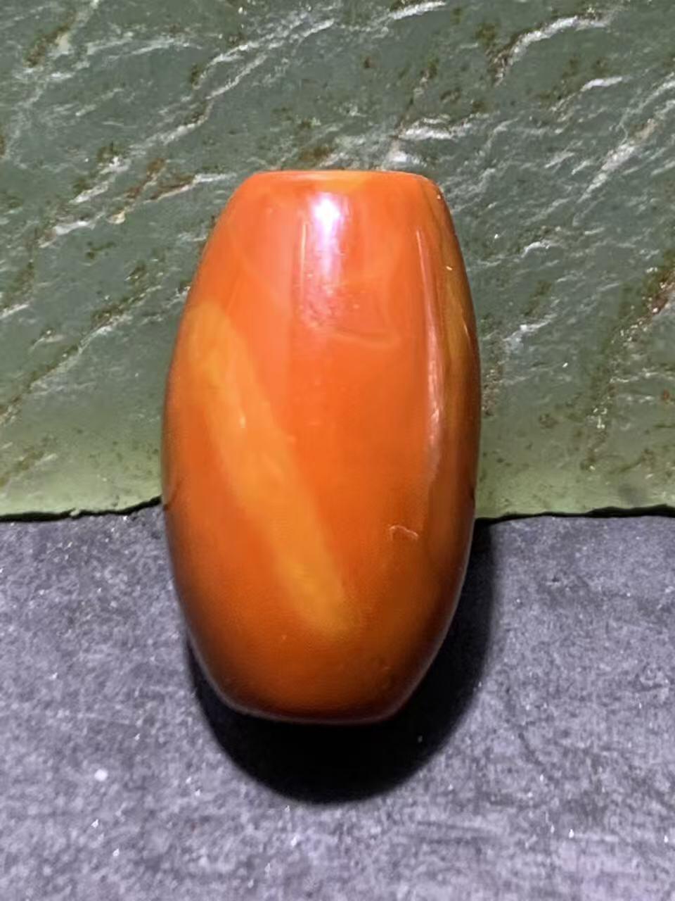 精美冰飘战国红玛瑙随形桶珠一颗