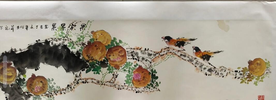 宋太祖赵匡胤第三十六代嫡孙 赵丹青 果实累累国画（保真）1959年生于上海，祖籍9浙江诸暨，宋太祖赵匡胤第三十六代嫡系 ，北京美协会员、北京花鸟画协会会员、北京齐派花鸟画研究会会员、中国书画家联谊会会员、北京圆明画苑签约画家 ，国际青年易经学会会员、香港中美易经学会会员、中华周易学会理事、澳大利亚周易研究会副会长。（尺寸:136*35，已托底）