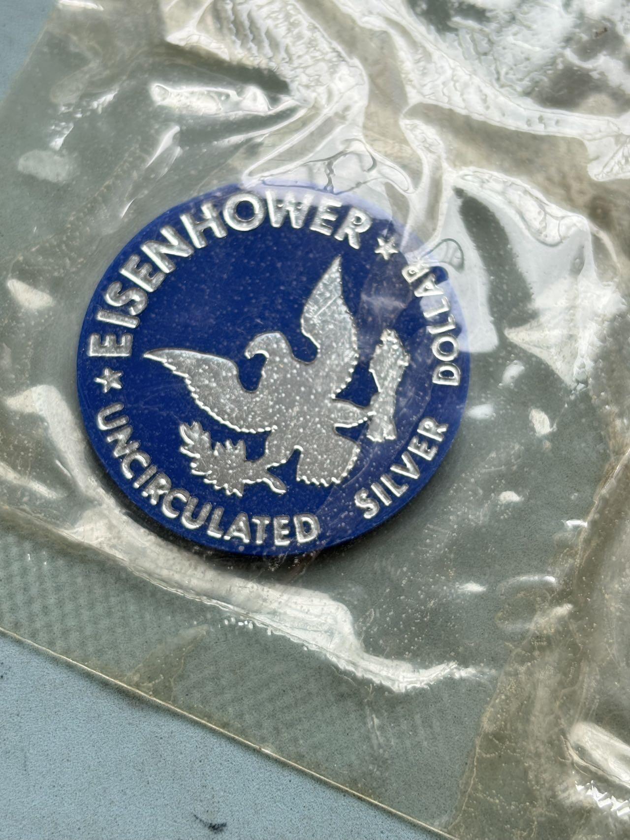 盛世勋华——号角文化勋章邮票专场拍卖第310期 美国1976年建国200周年大一元纪念银币以及一枚蓝色纪念代币， 带原包装，美国铸币局专为收藏家发行的未流通版本，属于“蓝包（Blue Pack）”系列，重24.59克，直径38毫米