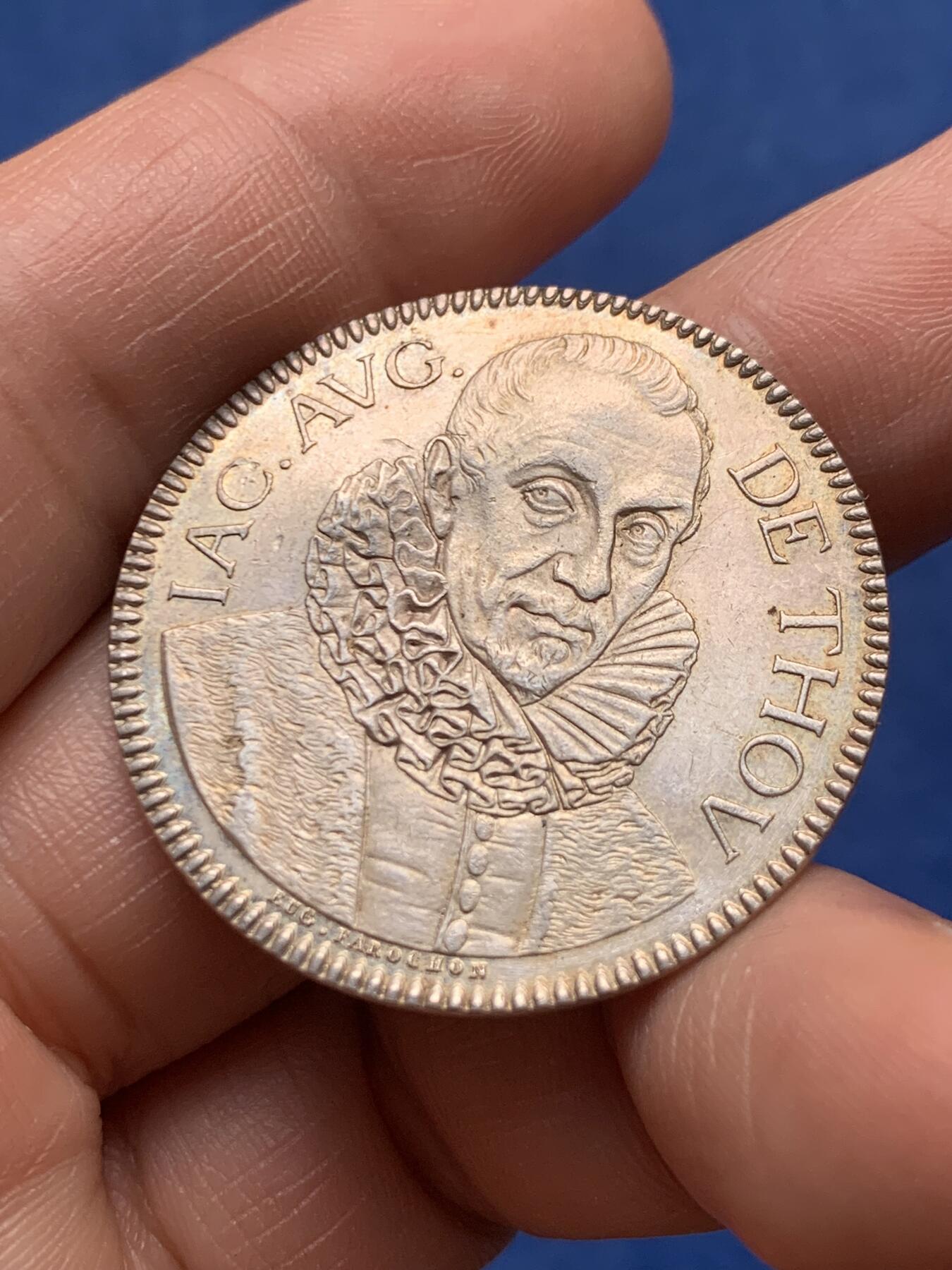 《竞宝斋》第474场 周日，周一 2场连拍 （全场包邮）欢迎送拍 法国1820年巴黎图书馆纪念银章，好品，但是背面有一戳导致章体轻微不平，9.7克，34.7mm