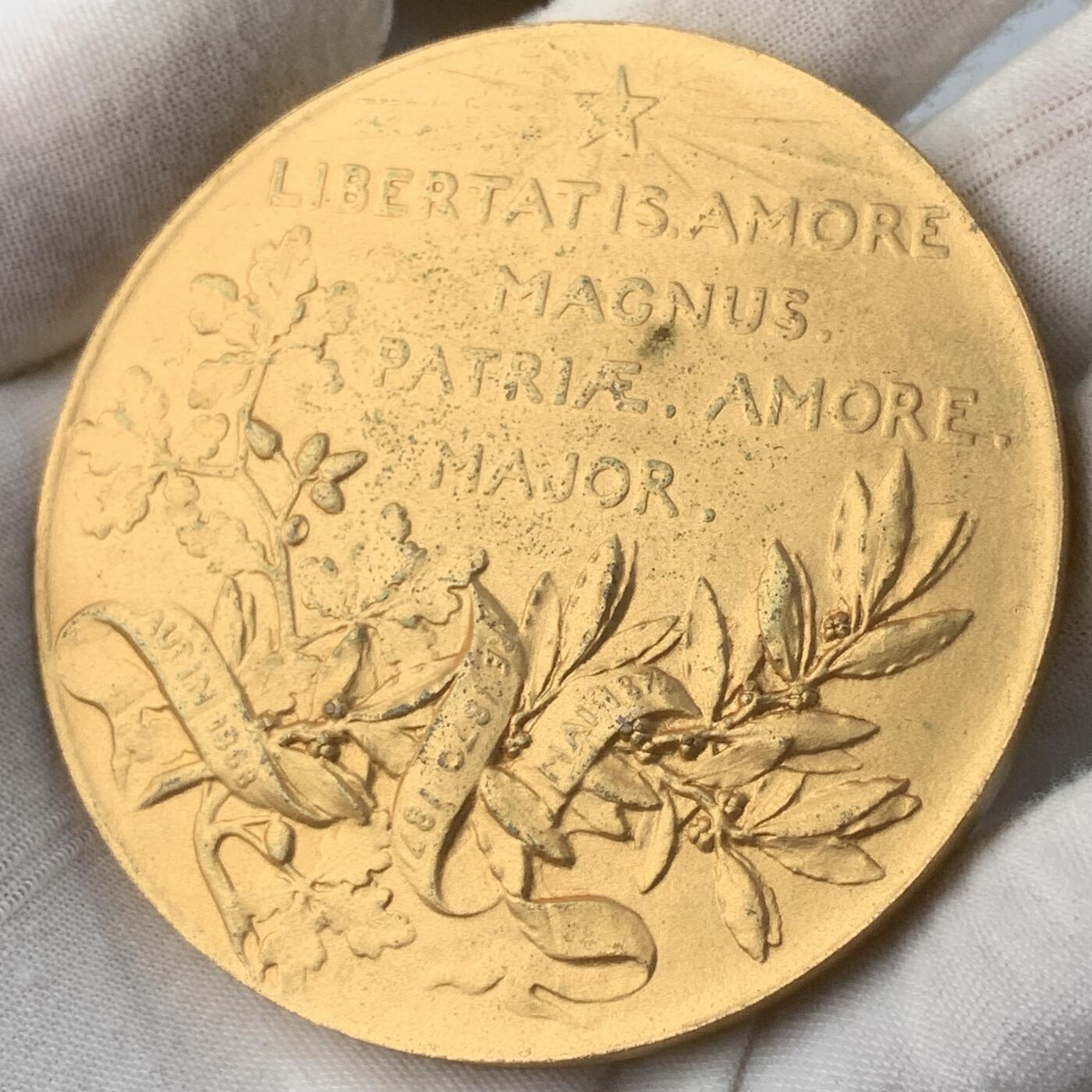 掌中浮雕-藏着的欧洲第056场 1882年法国政治家莱昂·甘必大（Léon Gambetta）逝世纪念镀金铜章，68mm，大师罗蒂作品