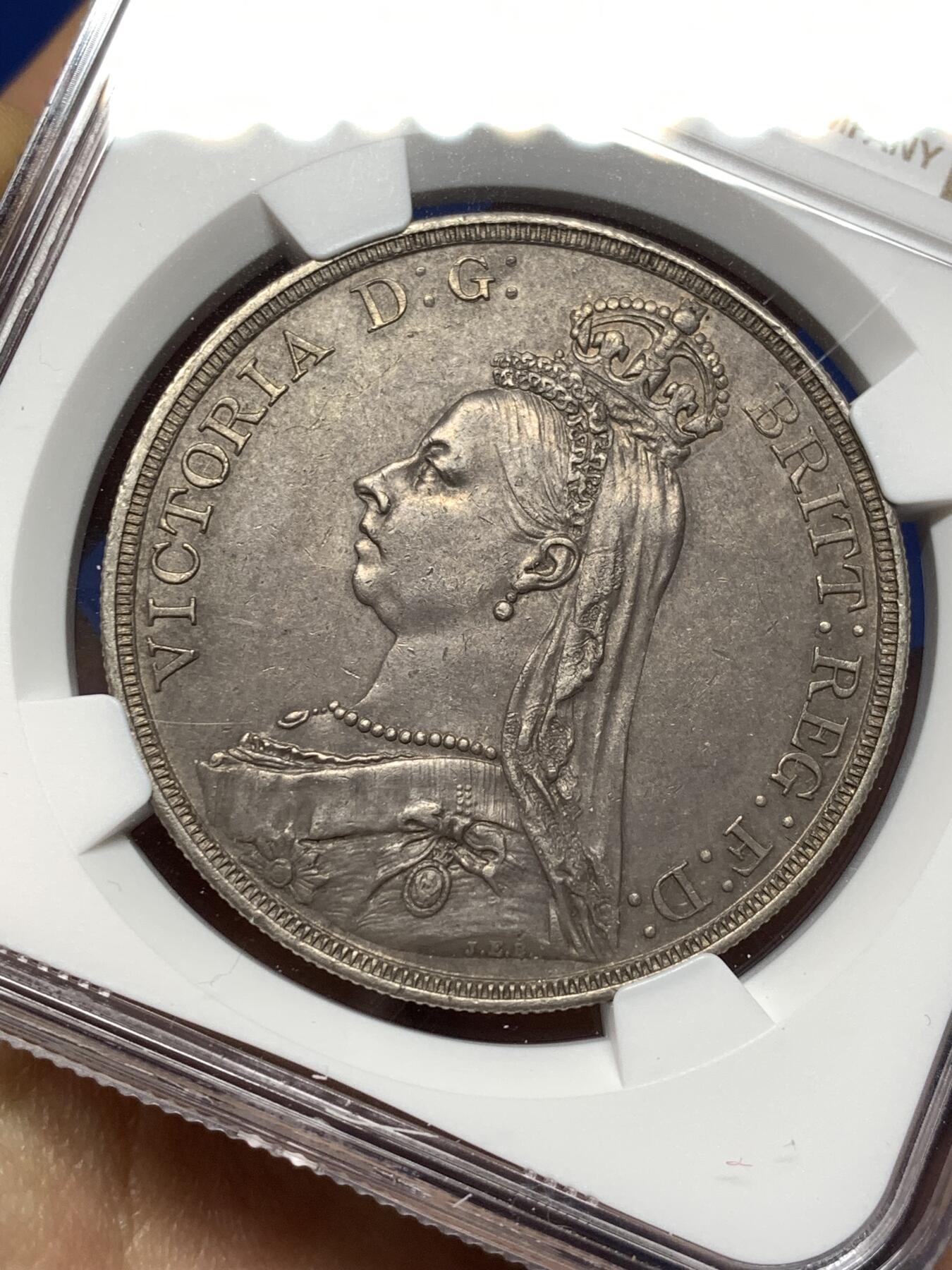 《竞宝斋》第474场 周日，周一 2场连拍 （全场包邮）欢迎送拍 NGC AU 英国 1887年 维多利亚高冠马剑克朗大银币